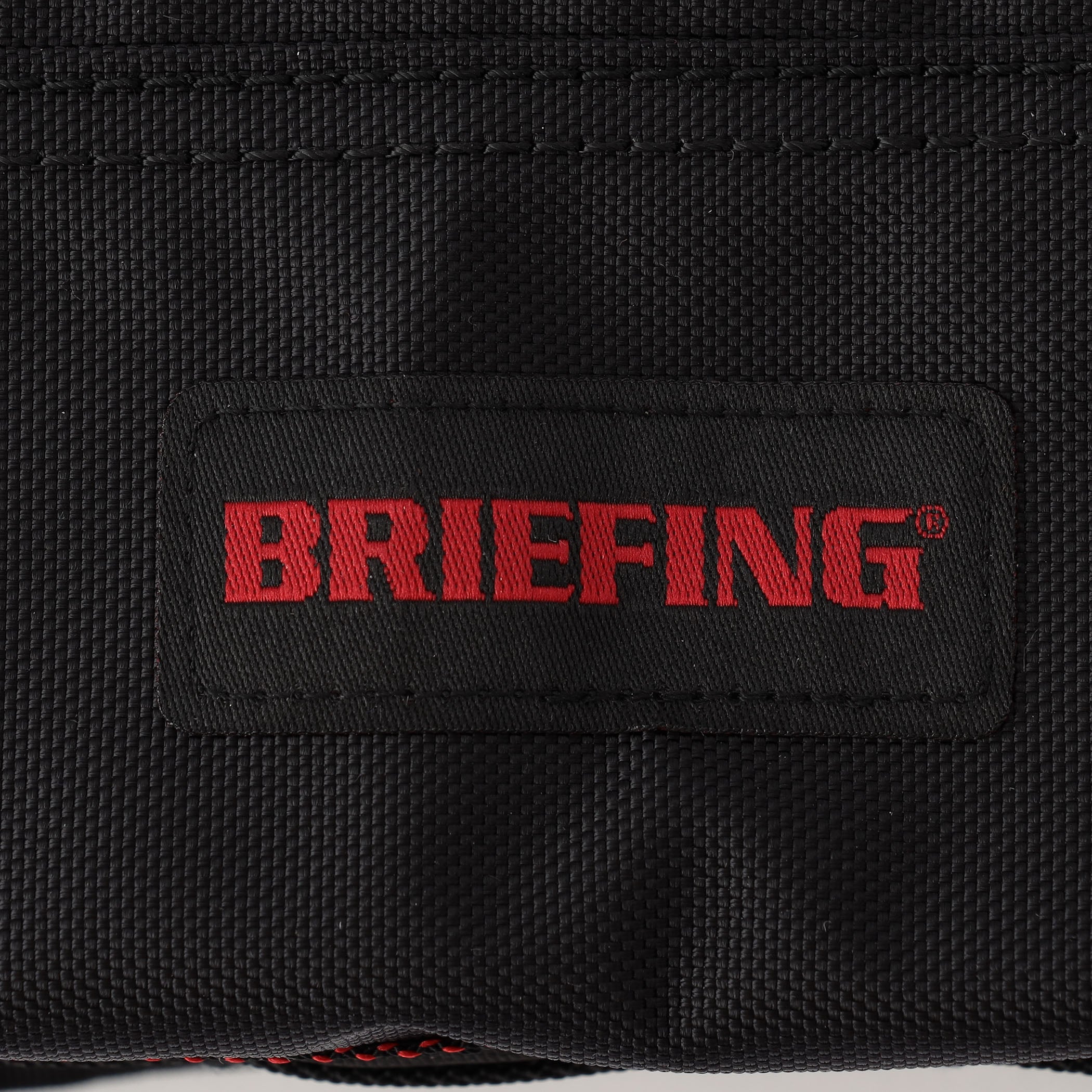 トップに配したBRIEFINGロゴがさりげないアクセントに。
