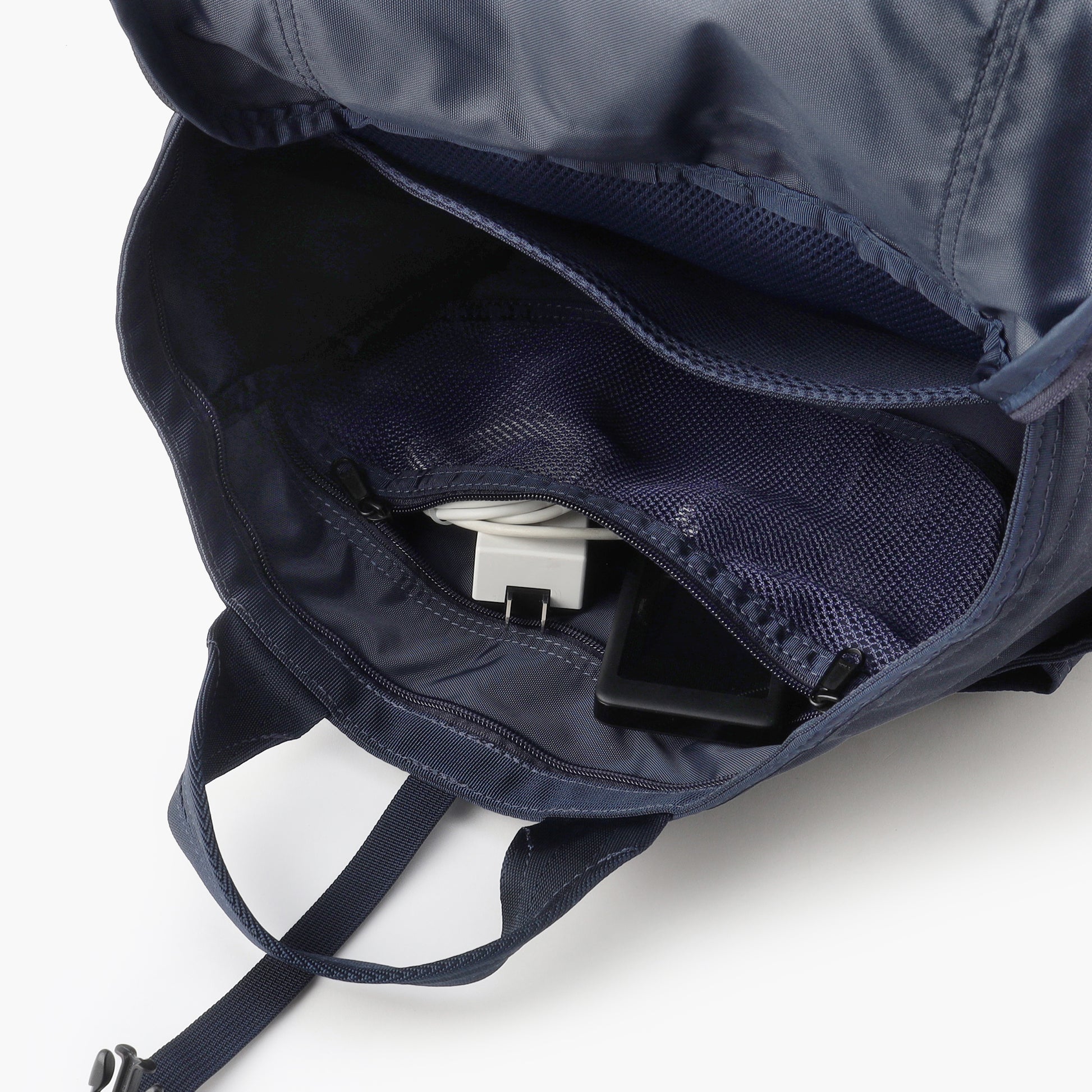 メイン収納部内にはメッシュポケットを配し、ガジェット類など関連するアイテムをPCの近くに収納いただけます。