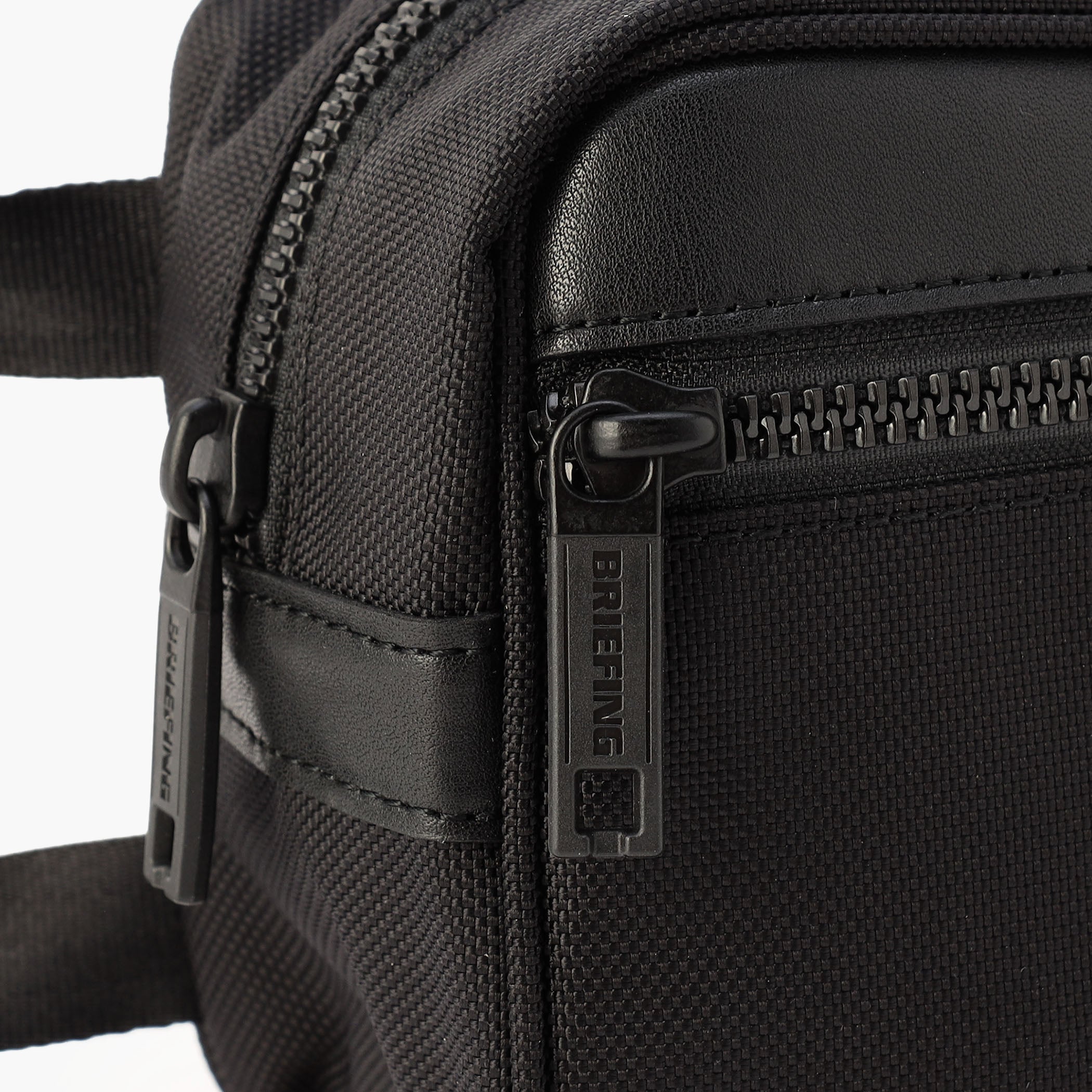 BLK ONE ZIP POUCH