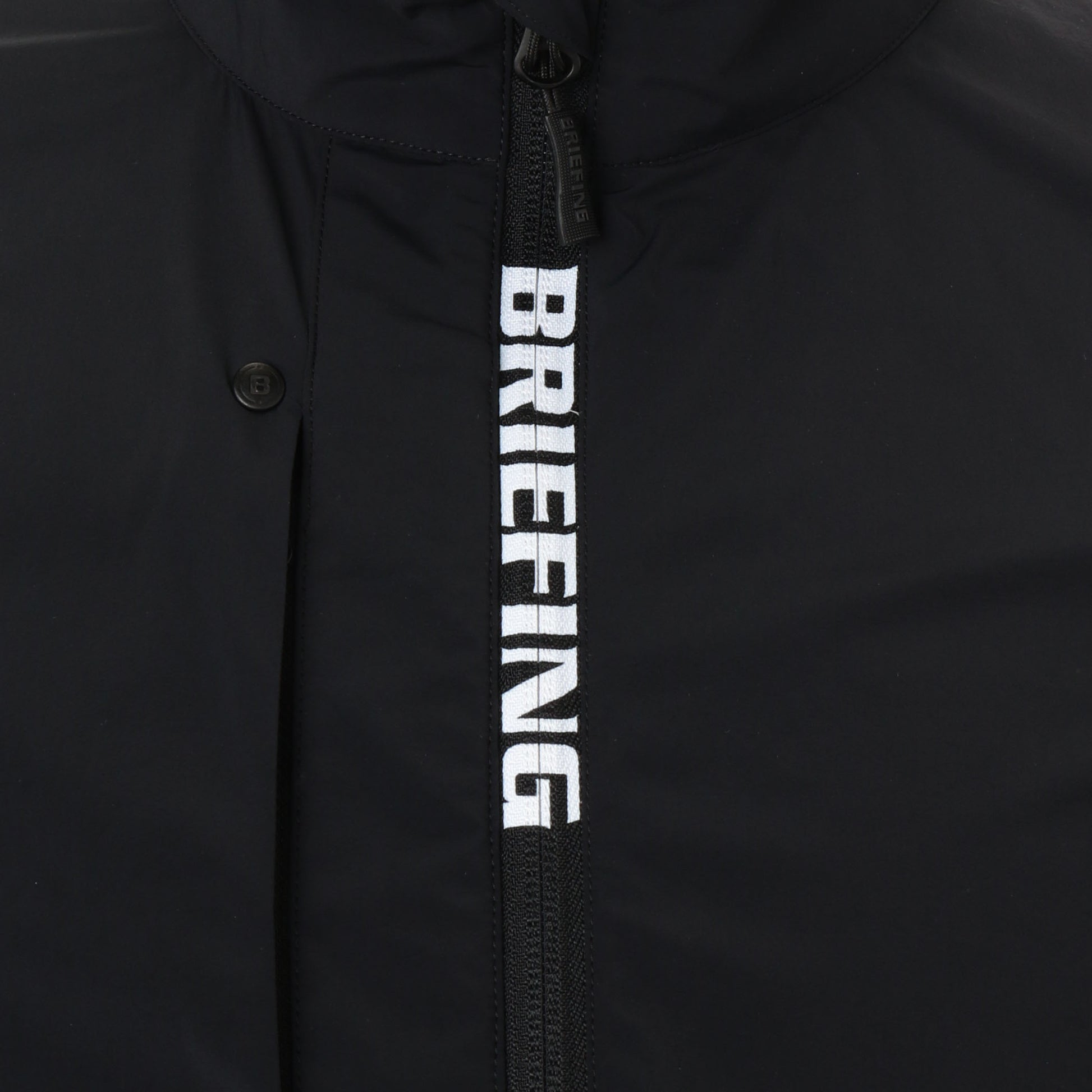 フロントジップを閉めた際に現れるBRIEFINGロゴのアクセント。