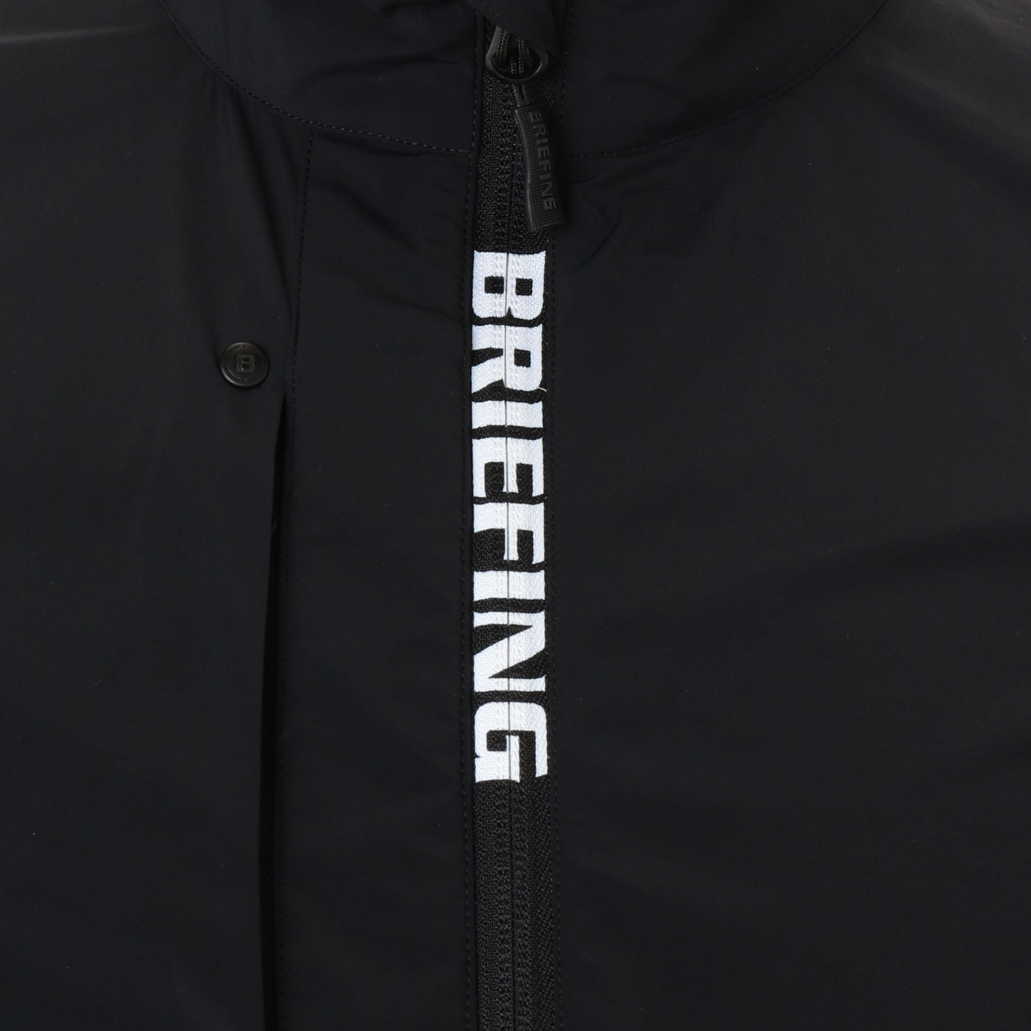 フロントジップを閉めた際に現れるBRIEFINGロゴのアクセント。