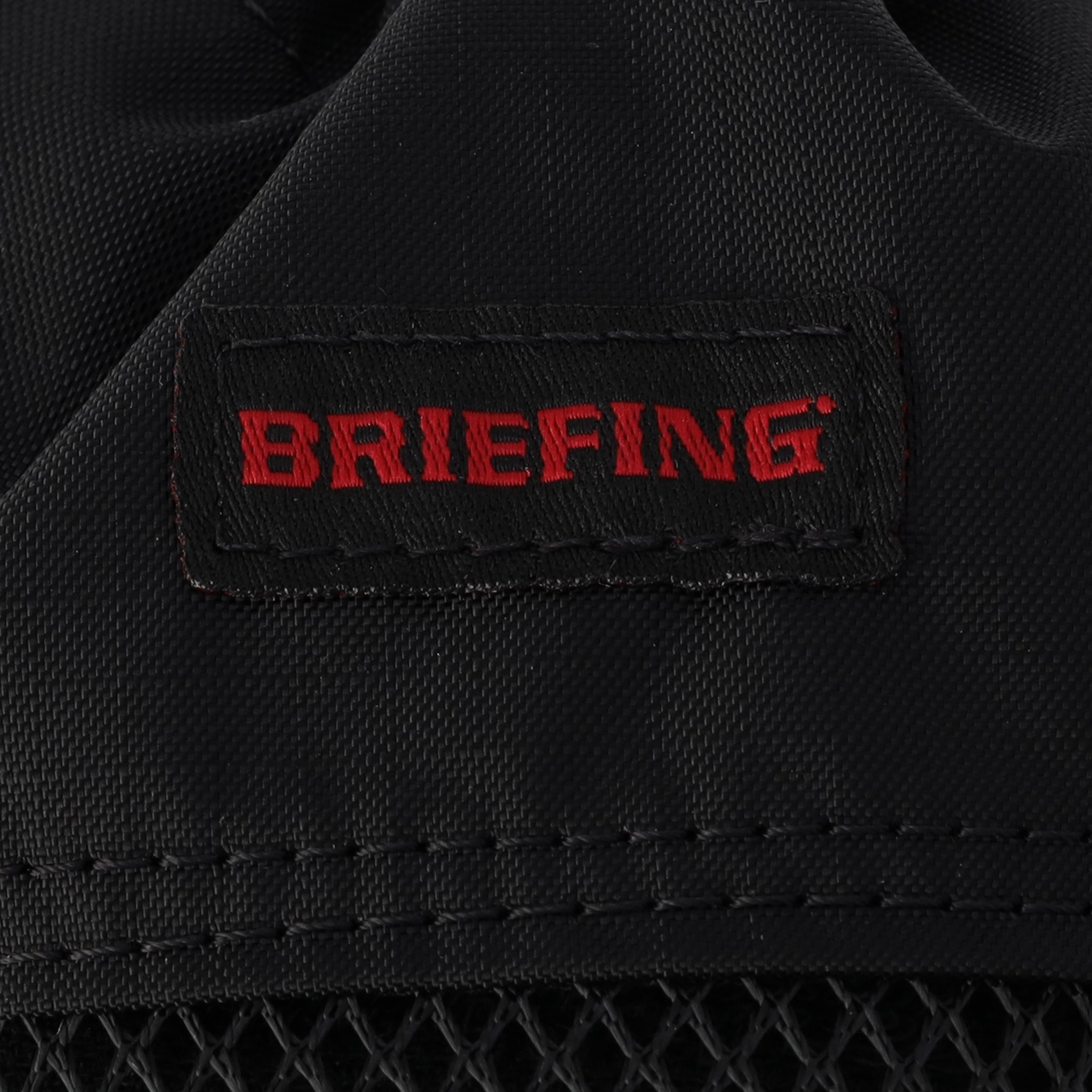 ポーチには「MIL SPEC TOWEL」と「BRIEIFNG」双方のロゴをあしらいました。