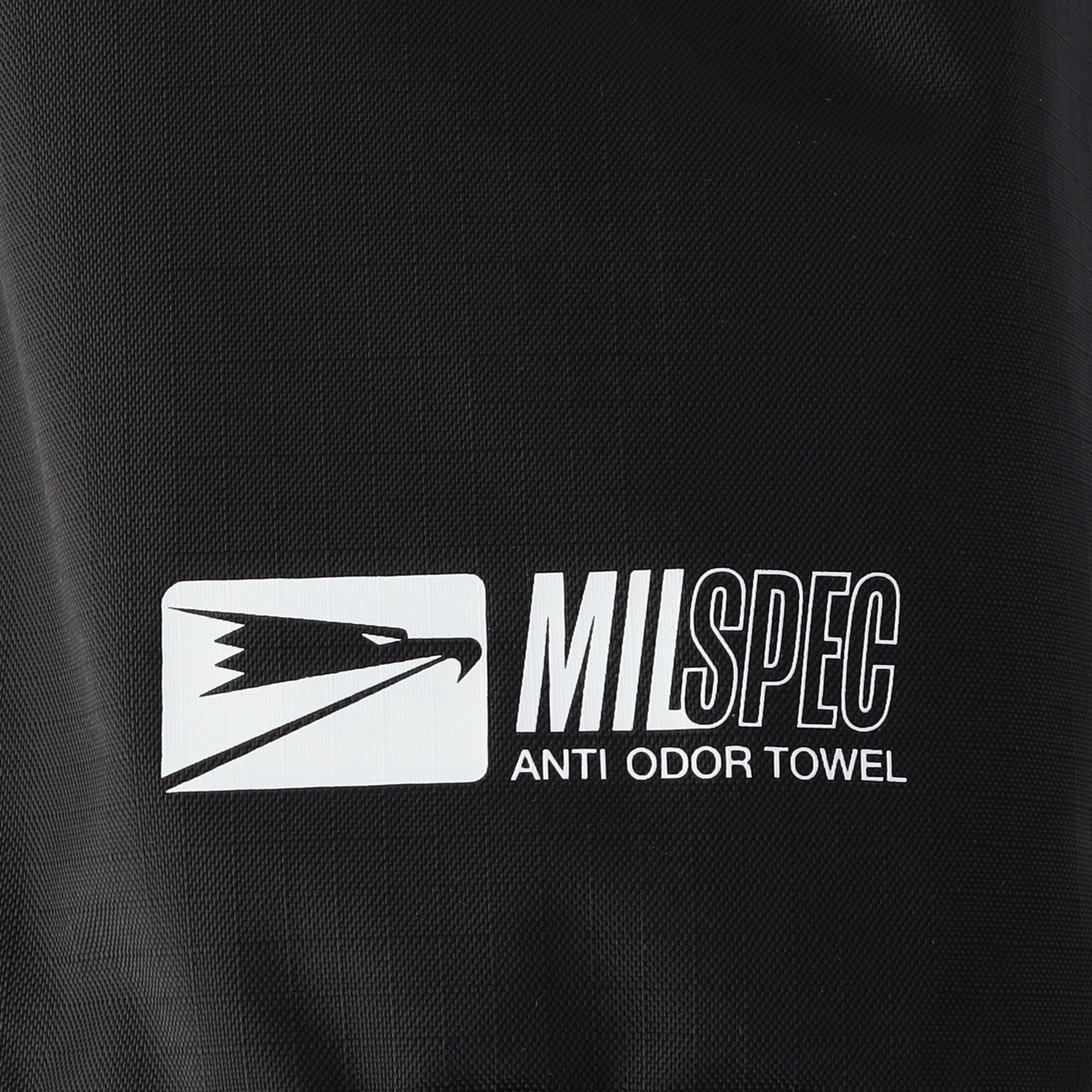 ポーチには「MIL SPEC TOWEL」と「BRIEIFNG」双方のロゴをあしらいました。