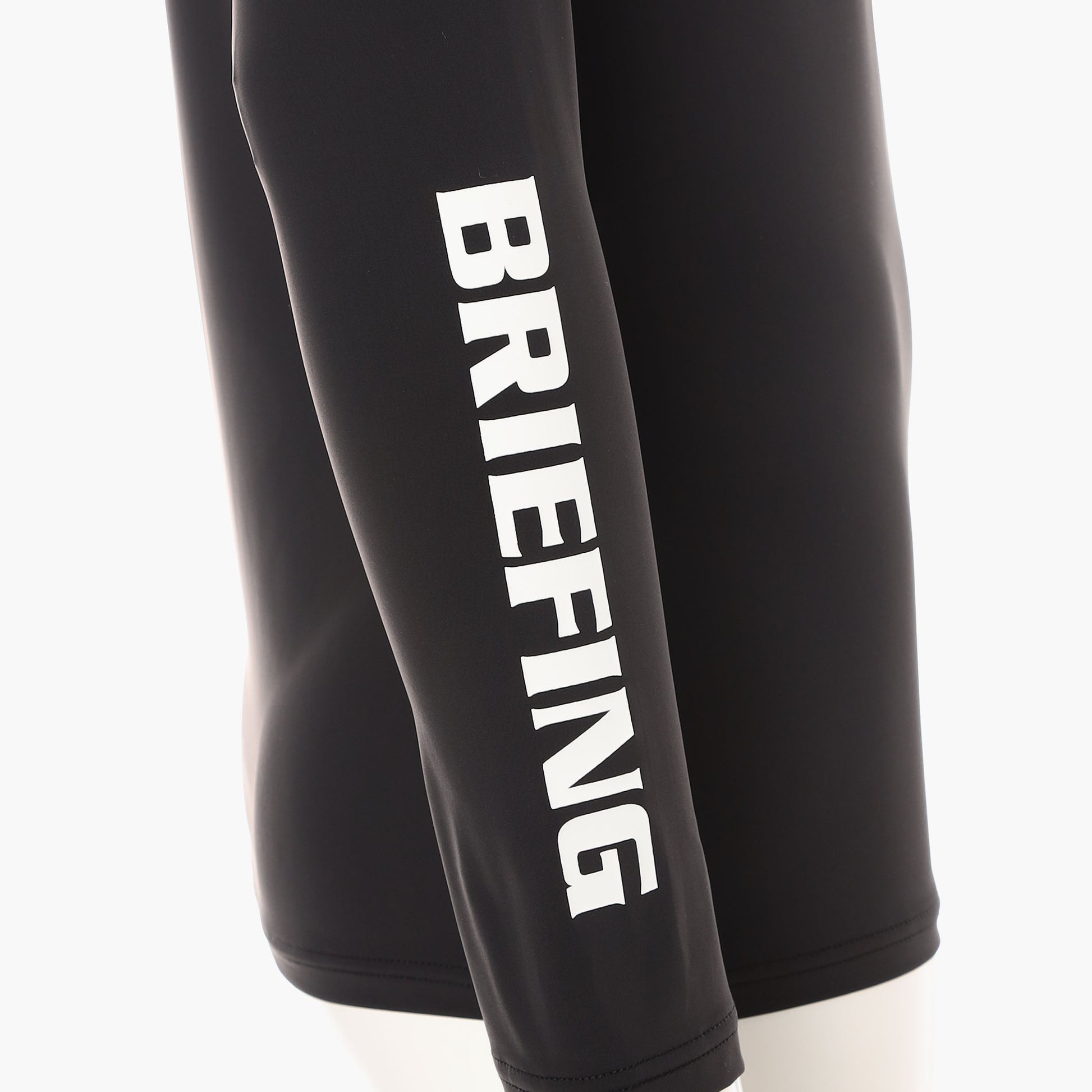 袖に大胆に配したBRIEFINGロゴ。