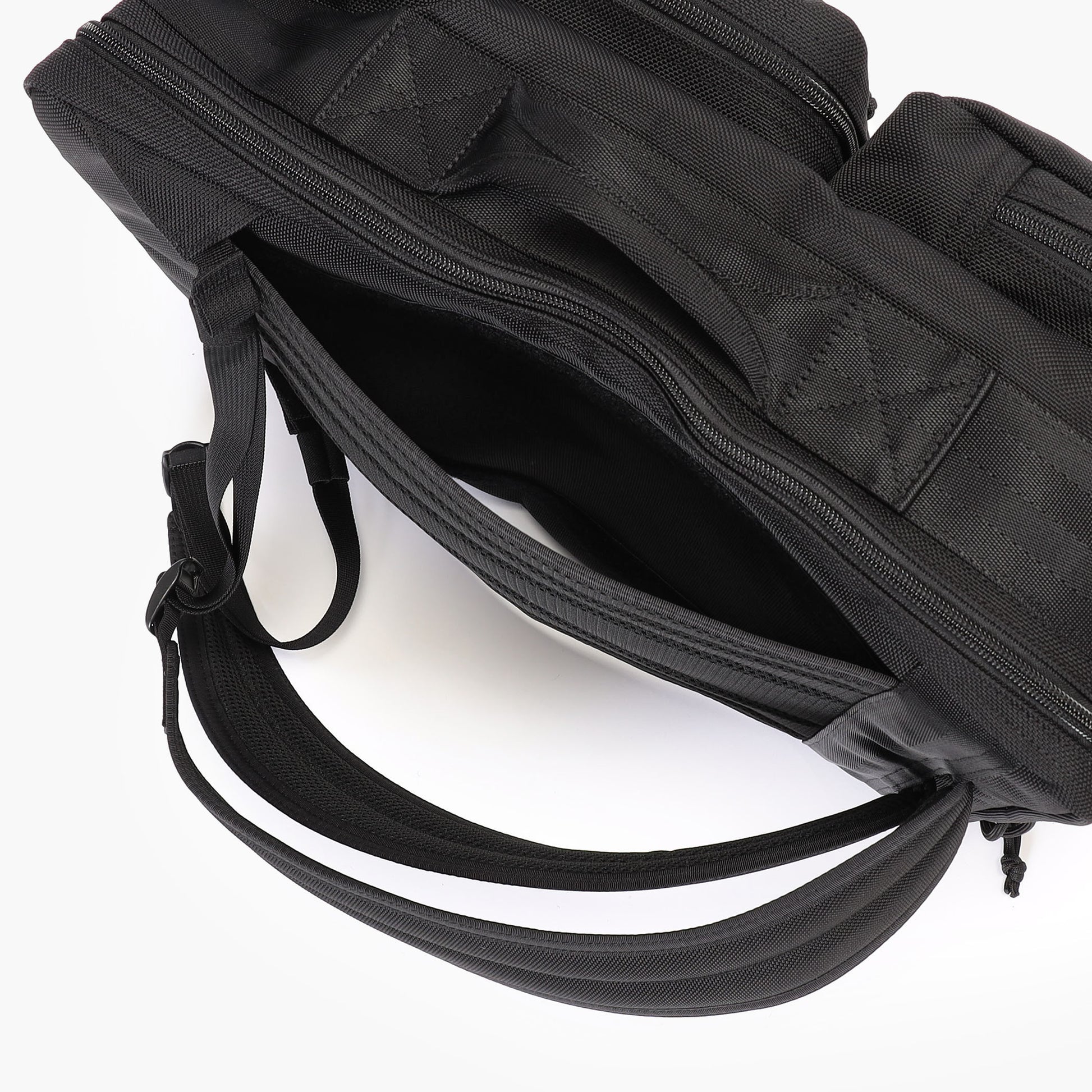 背面には、キャリーケースのハンドルに連結可能なスリットを搭載。