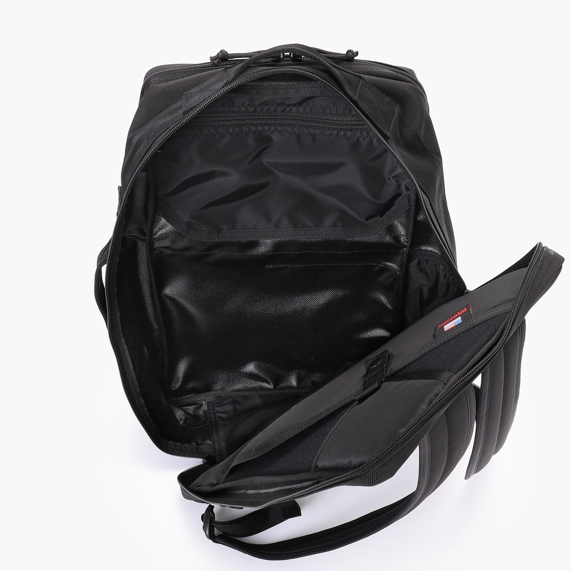 メイン収納部の開口部は、縦・横どちらからでも荷物の出し入れがしやすいようなジップの配置に。