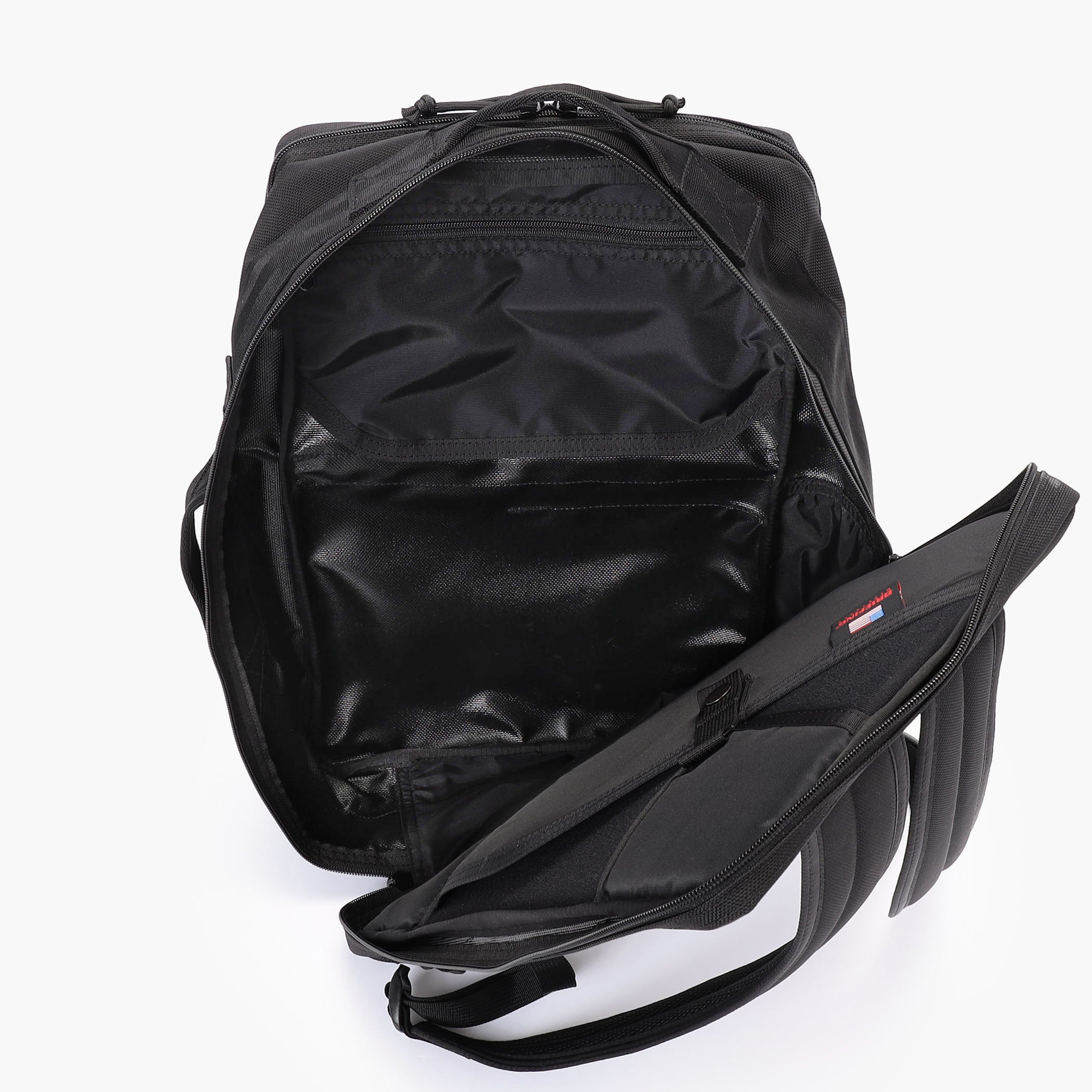 メイン収納部の開口部は、縦・横どちらからでも荷物の出し入れがしやすいようなジップの配置に。