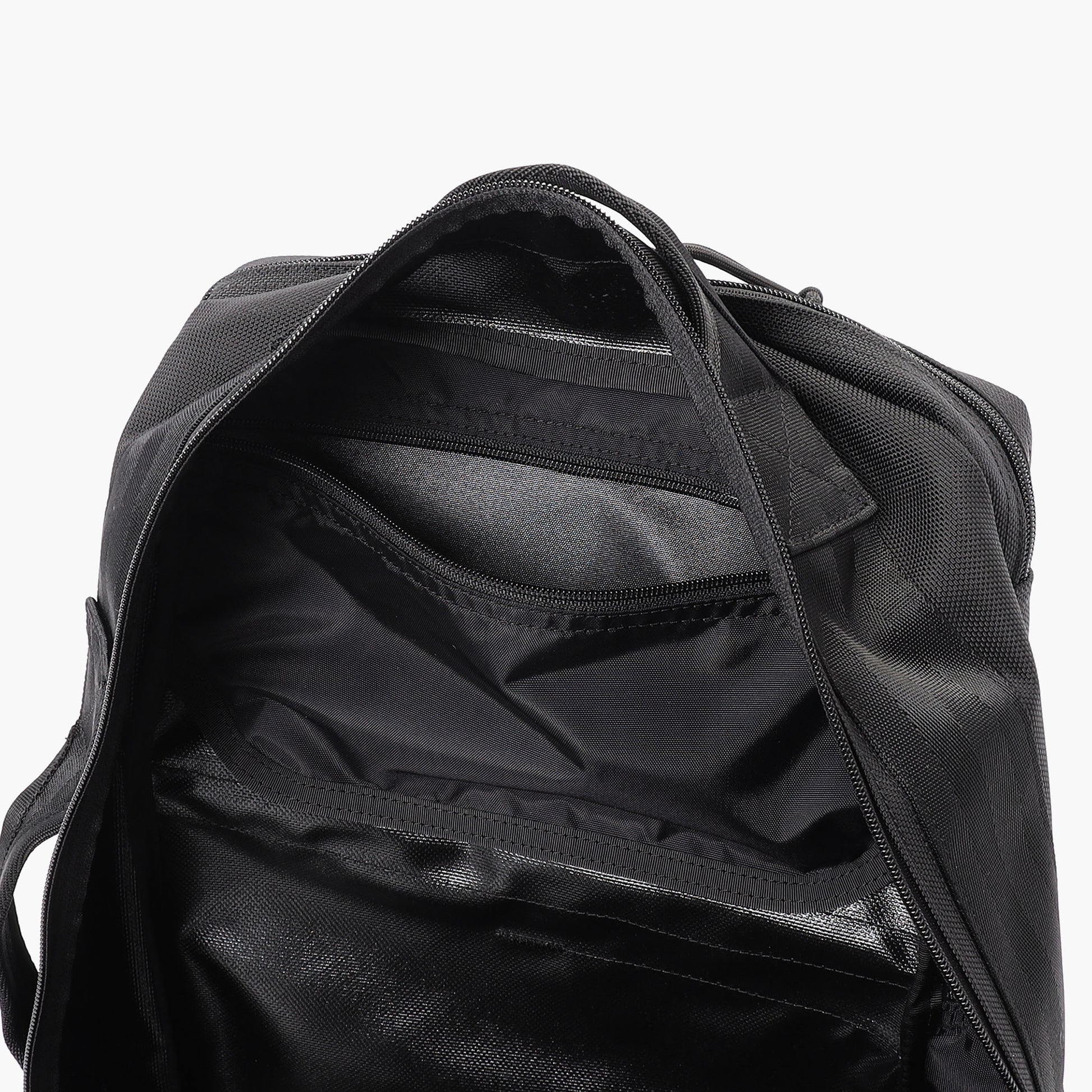 細かなアイテムの収納に便利な内装ジップポケット。