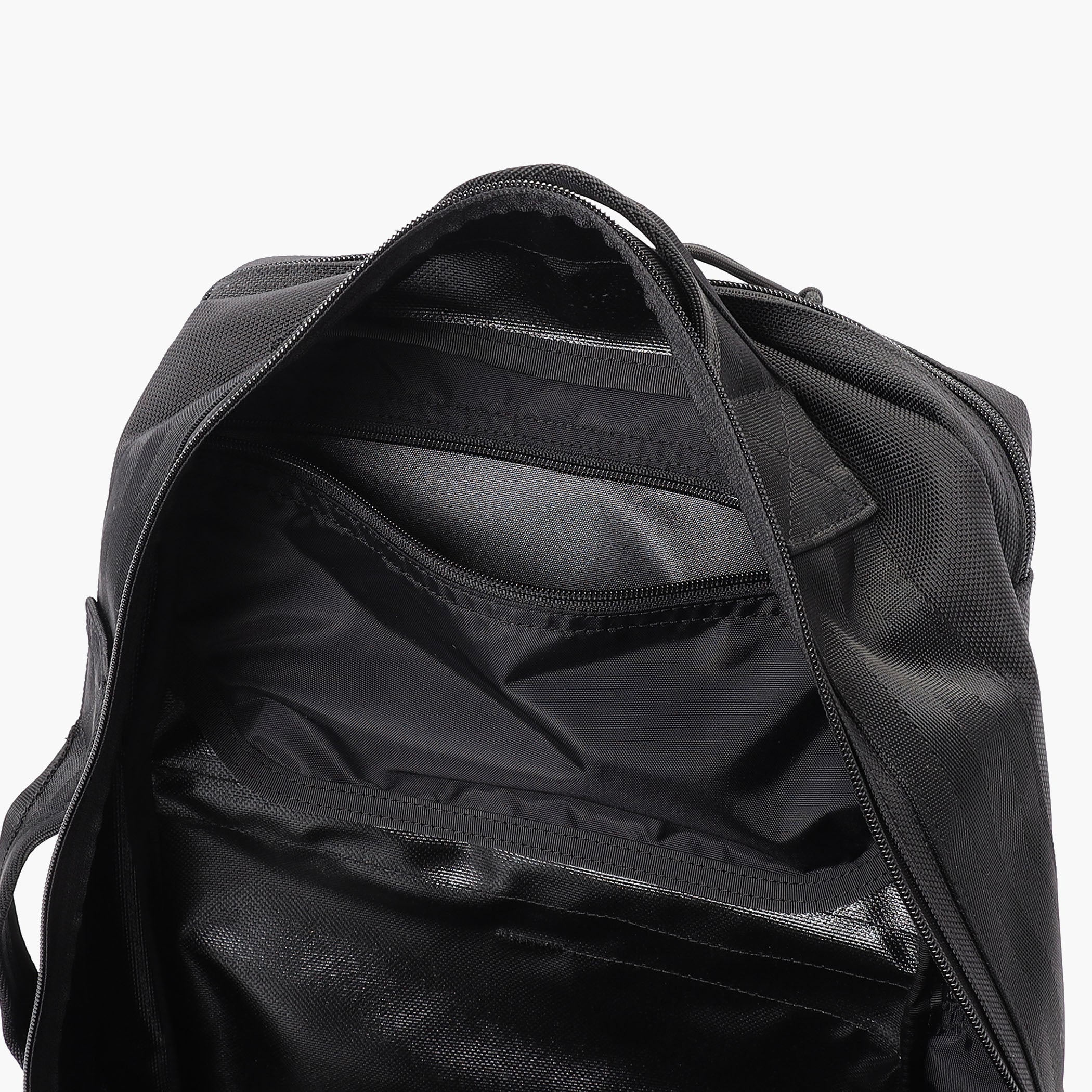 細かなアイテムの収納に便利な内装ジップポケット。