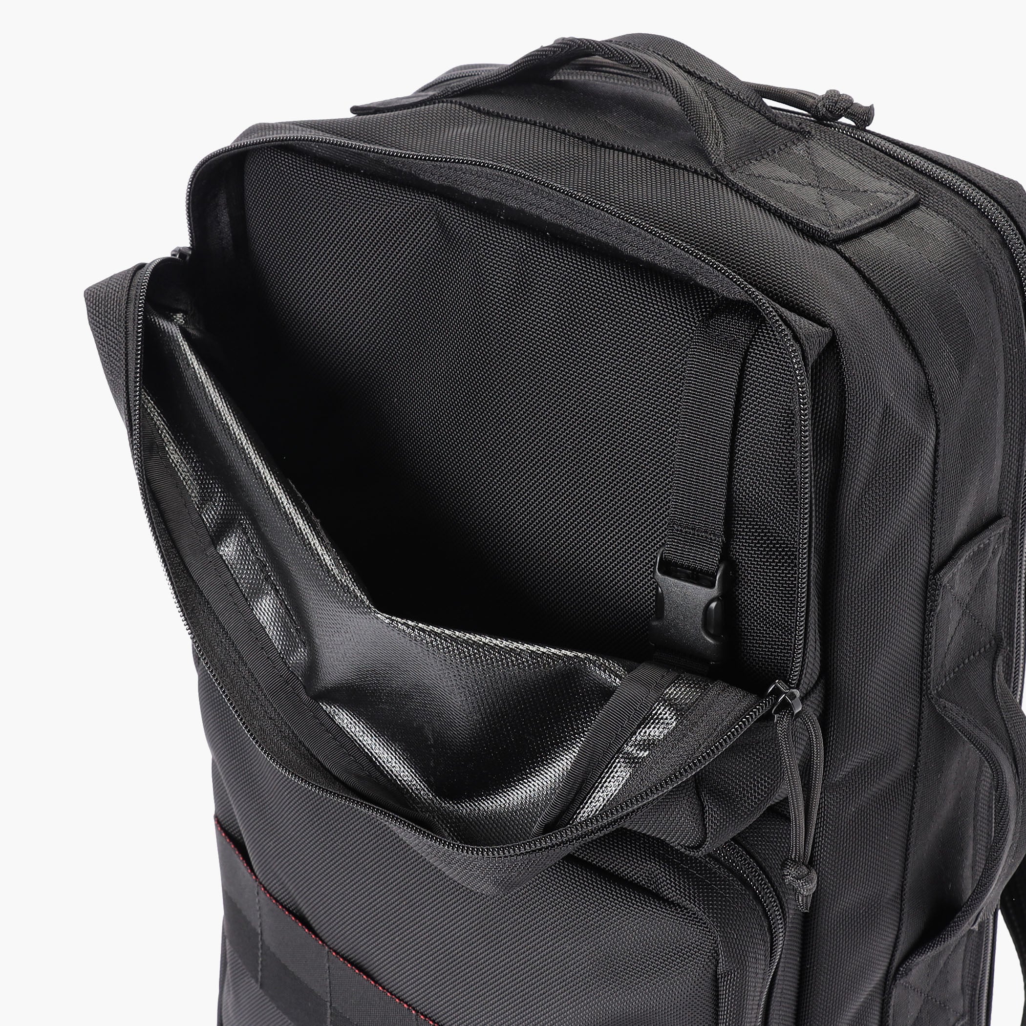 フロントポケットはそれぞれ立体的でマチがあるので、長財布や文庫本など嵩張るアイテムも収納可能。