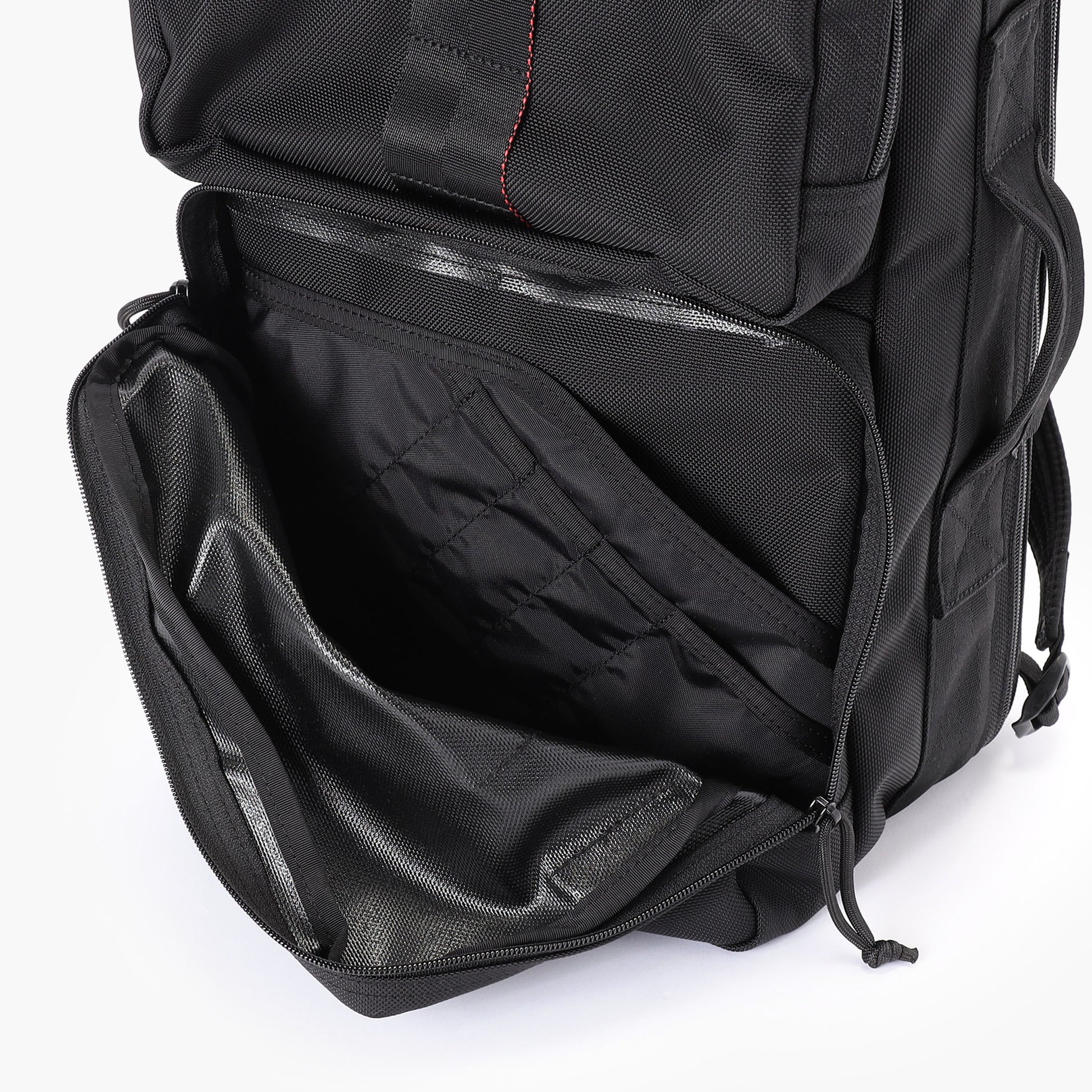 横持した際にも荷物を出し入れしやすいように、インナーポケットは斜めに配置。