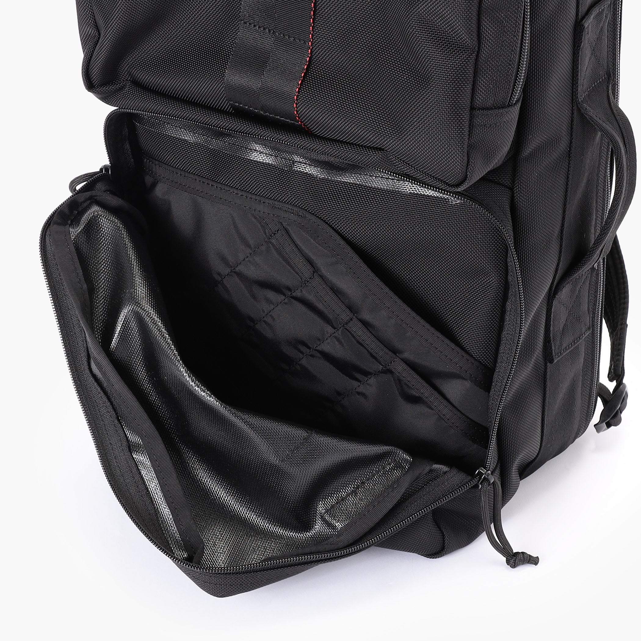 横持した際にも荷物を出し入れしやすいように、インナーポケットは斜めに配置。