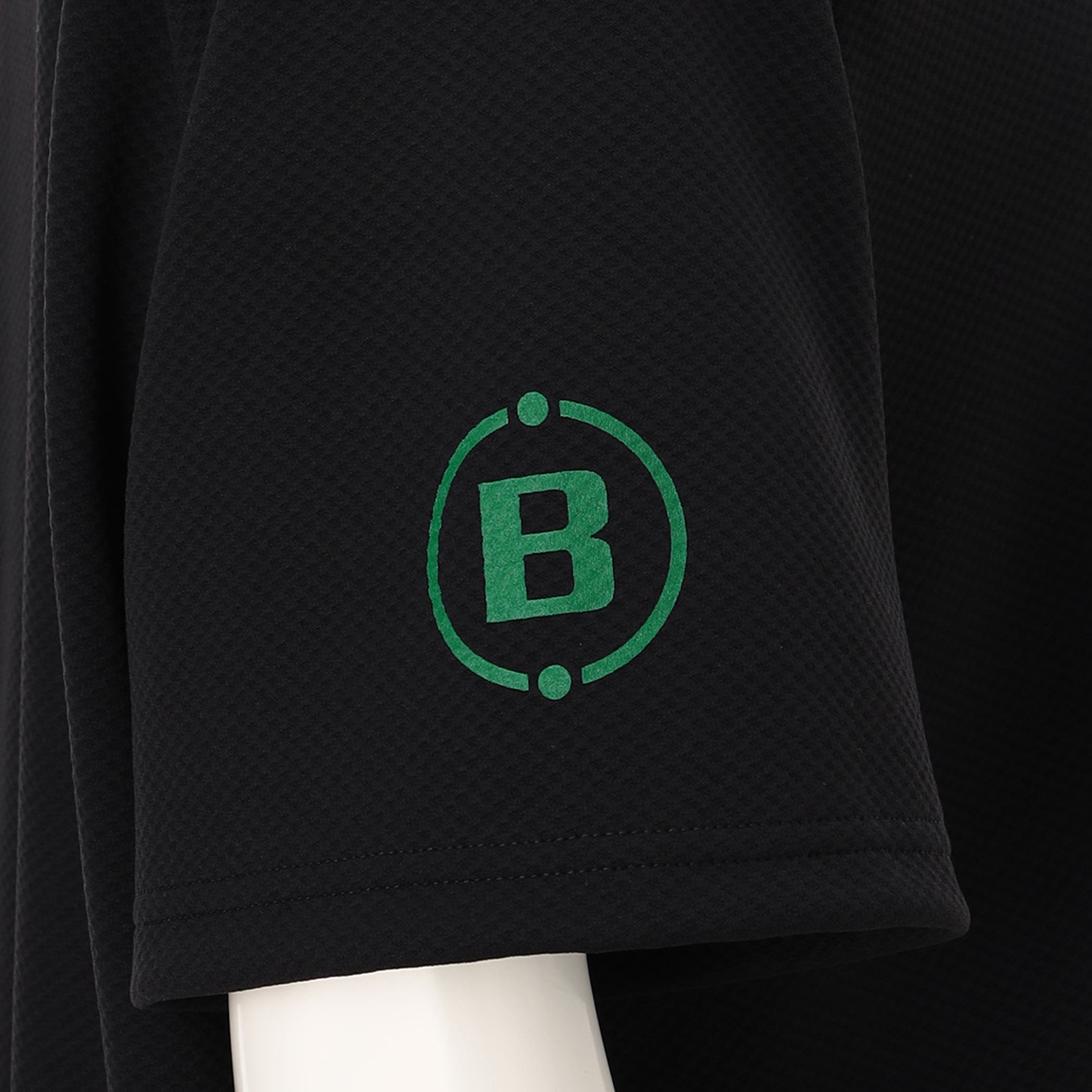 右袖にはBマークを配置。