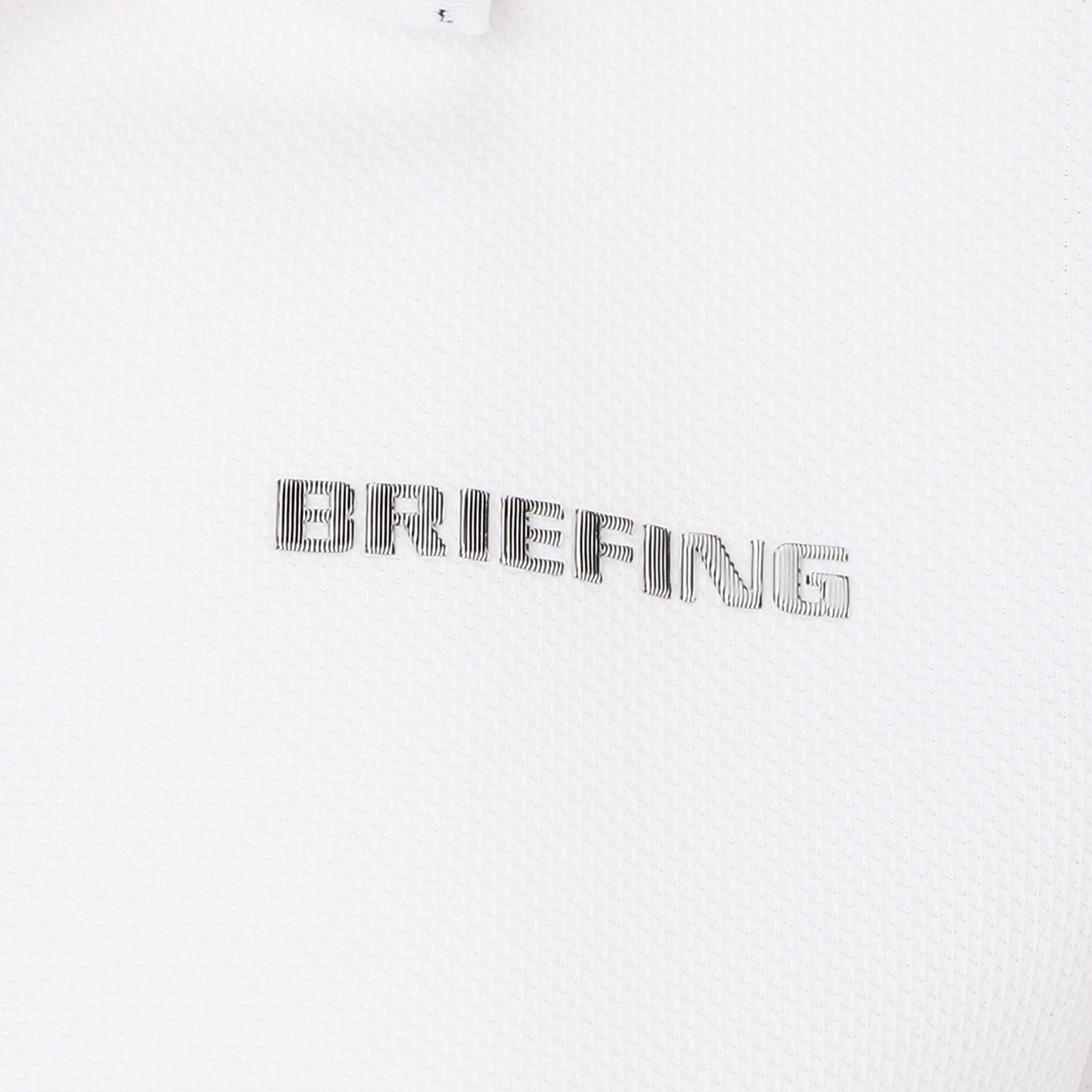 見る角度によって、色みや光沢に変化のあるBRIEFINGロゴを胸元に、袖口にはBマークを配置。