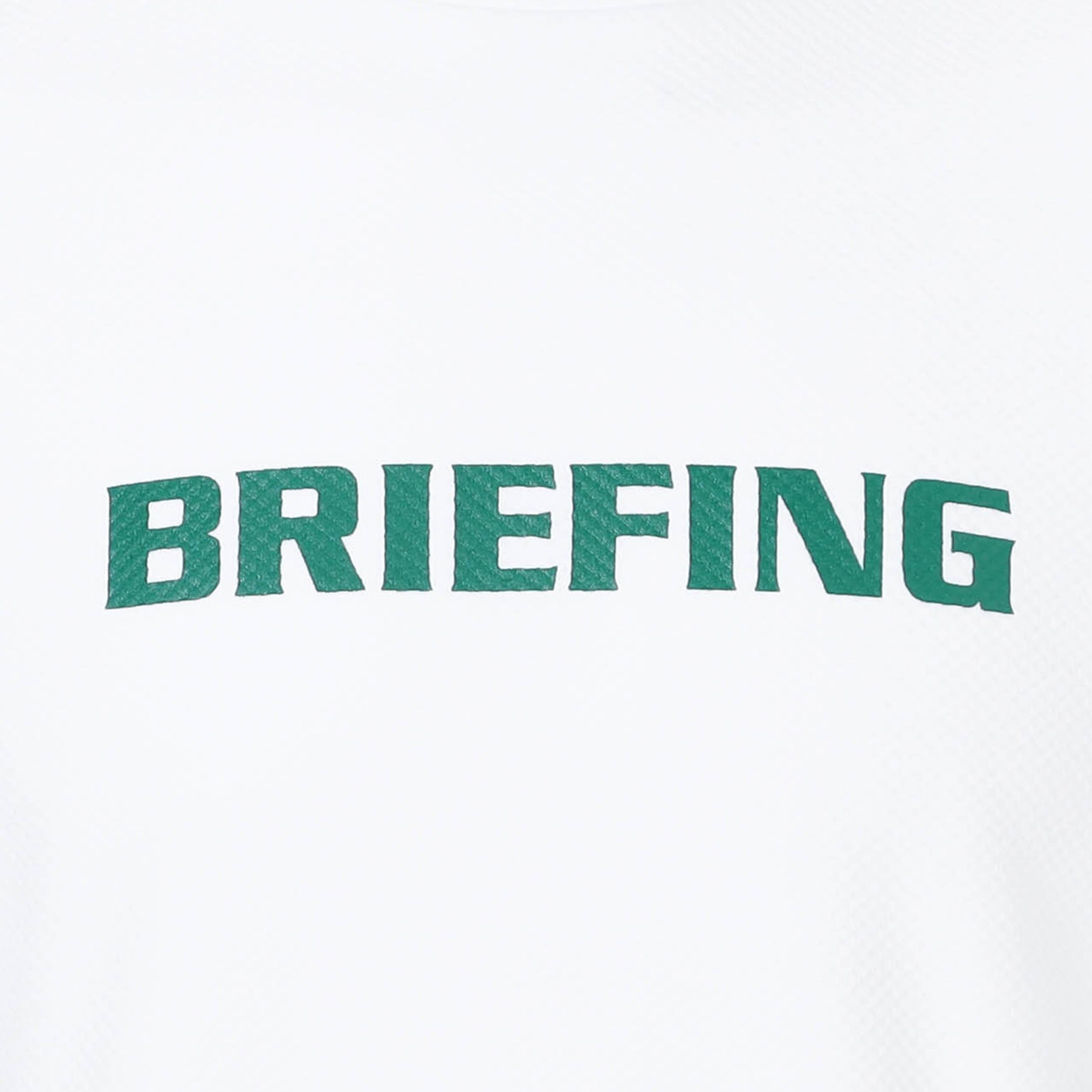 フロントにあしらわれたBRIEFINGロゴは、アウターなどの羽織との相性も抜群。