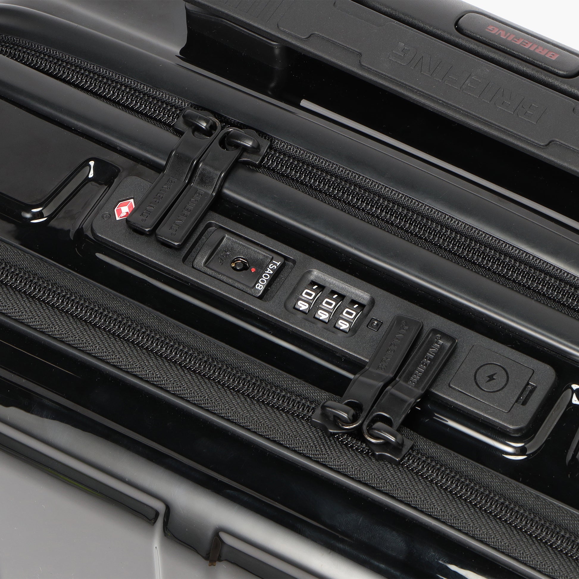 アメリカ運輸保安局認可の「 TSA ロック 」を搭載。メインルーム・フロントポケットともにロックをかけることが可能。