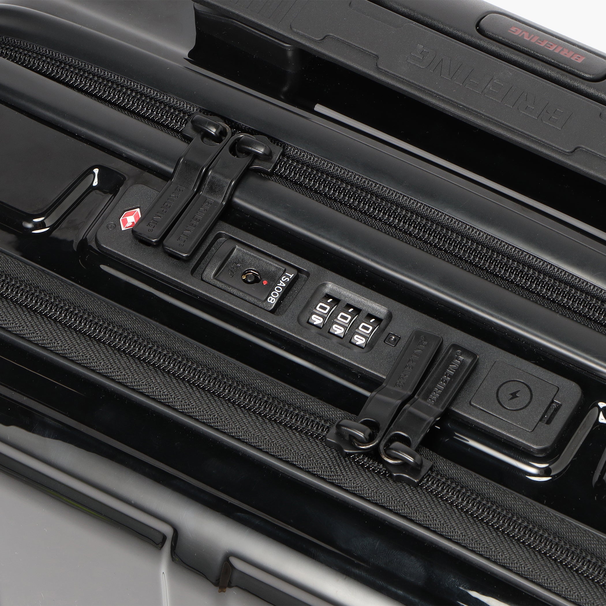 アメリカ運輸保安局認可の「 TSA ロック 」を搭載。メインルーム・フロントポケットともにロックをかけることが可能。