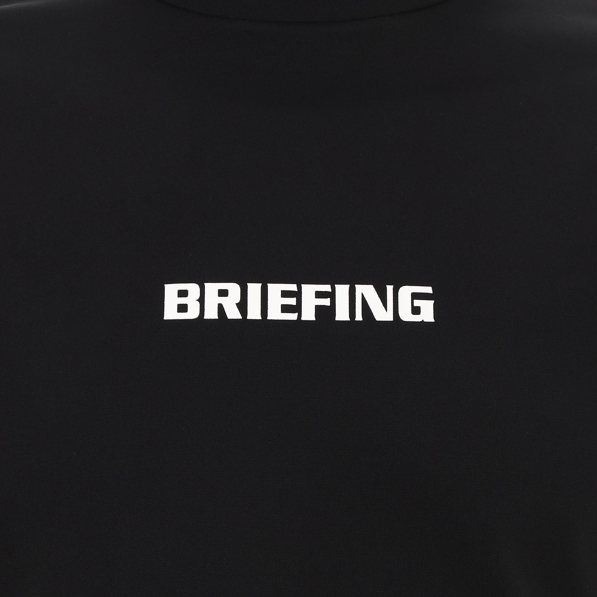 フロントと背面にはBRIEFINGのロゴを配置。