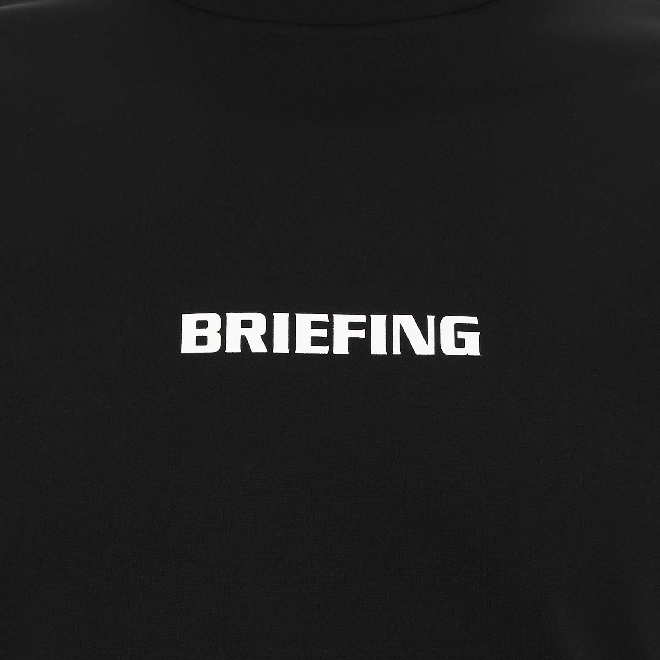 フロントと背面にはBRIEFINGのロゴを配置。
