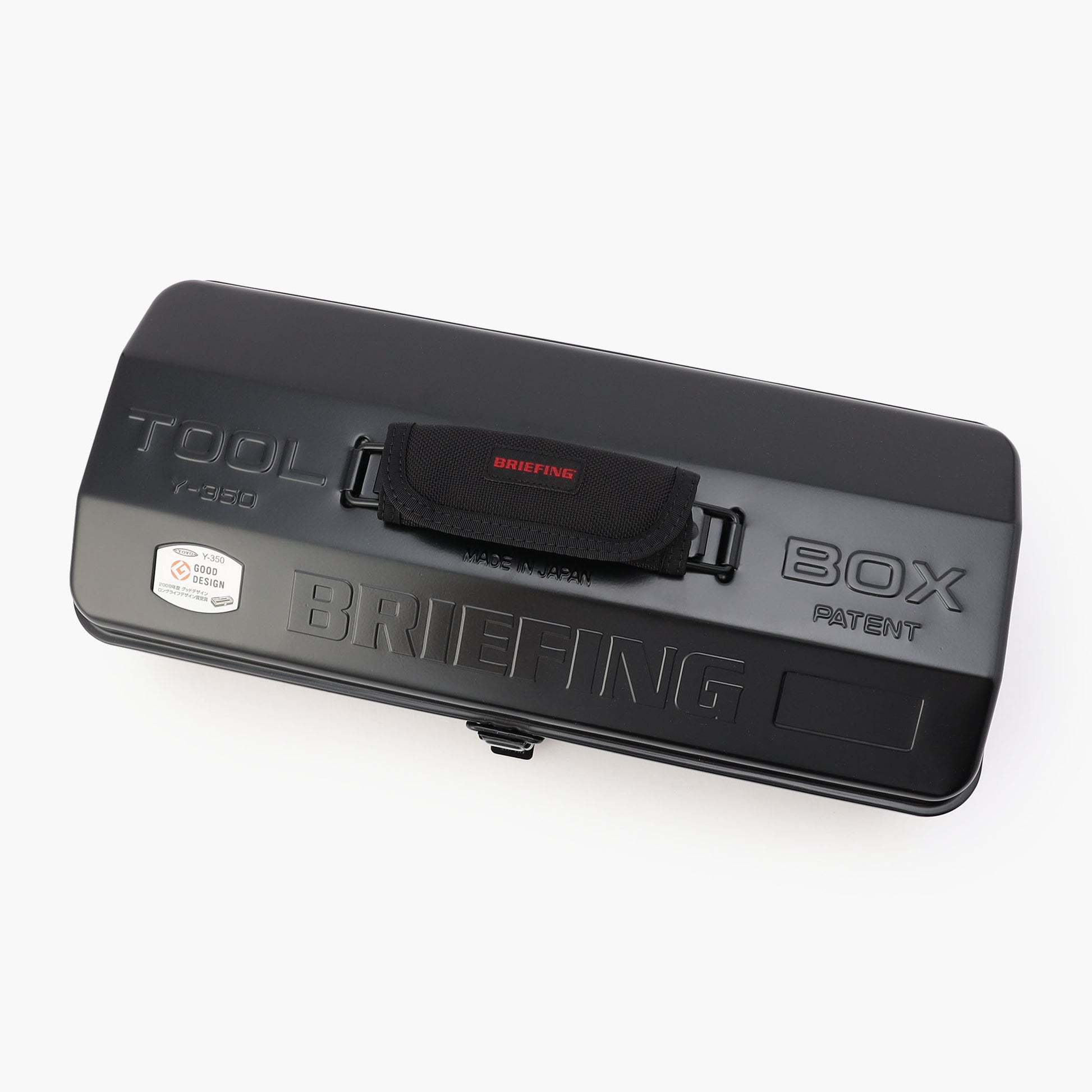 コーナー部はアール形状で手にやさしく、持ち運びに便利なハンドルにはBRIEFING製のハンドルパットが付属し、負担を軽減。