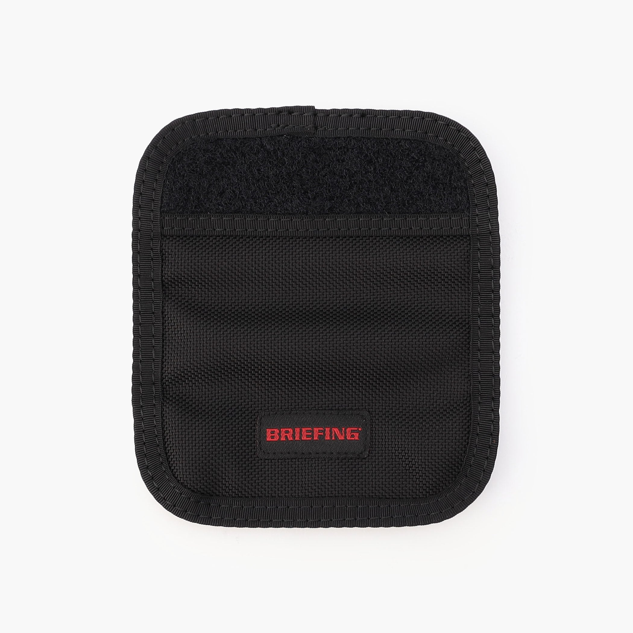 コーナー部はアール形状で手にやさしく、持ち運びに便利なハンドルにはBRIEFING製のハンドルパットが付属し、負担を軽減。