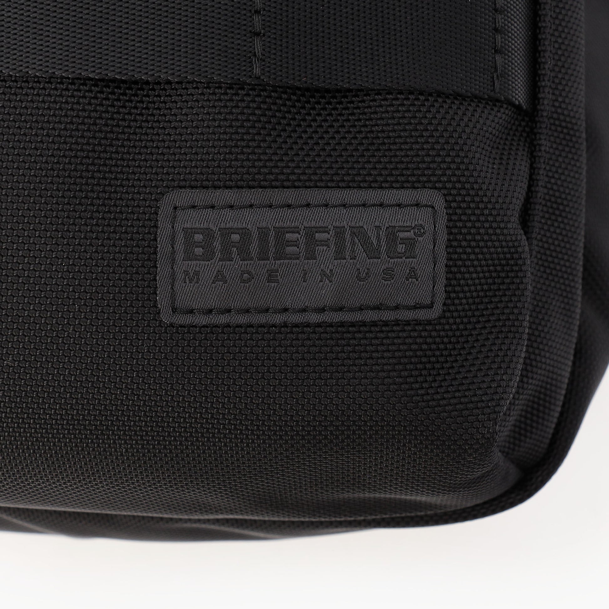 BRIEFINGが使用しているマテリアルの中で最もヘビーな、強度や耐久性,耐摩耗性に優れた「バリスティックナイロン」を採用。
