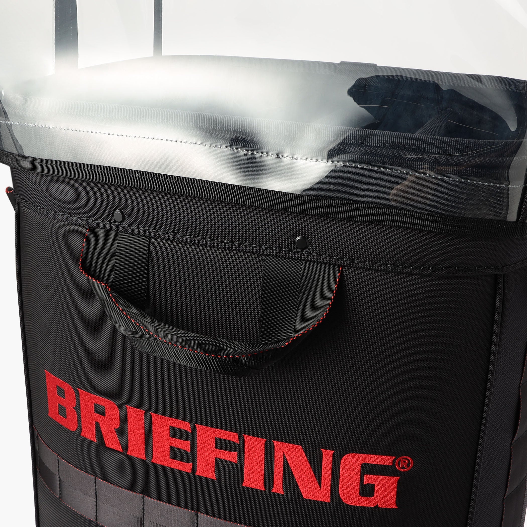 移動の際に便利な持ち手を完備。レッドラインのアクセントを配したBRIEIFNGらしいデザイン。