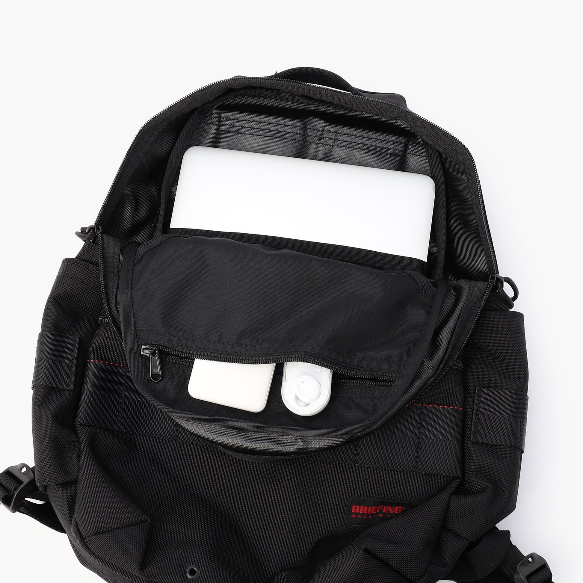 メイン収納部内はA4サイズ対応。背面には、クッション材は搭載していないが11インチ程度のPCやタブレットなどを収納可能なポケットを完備。