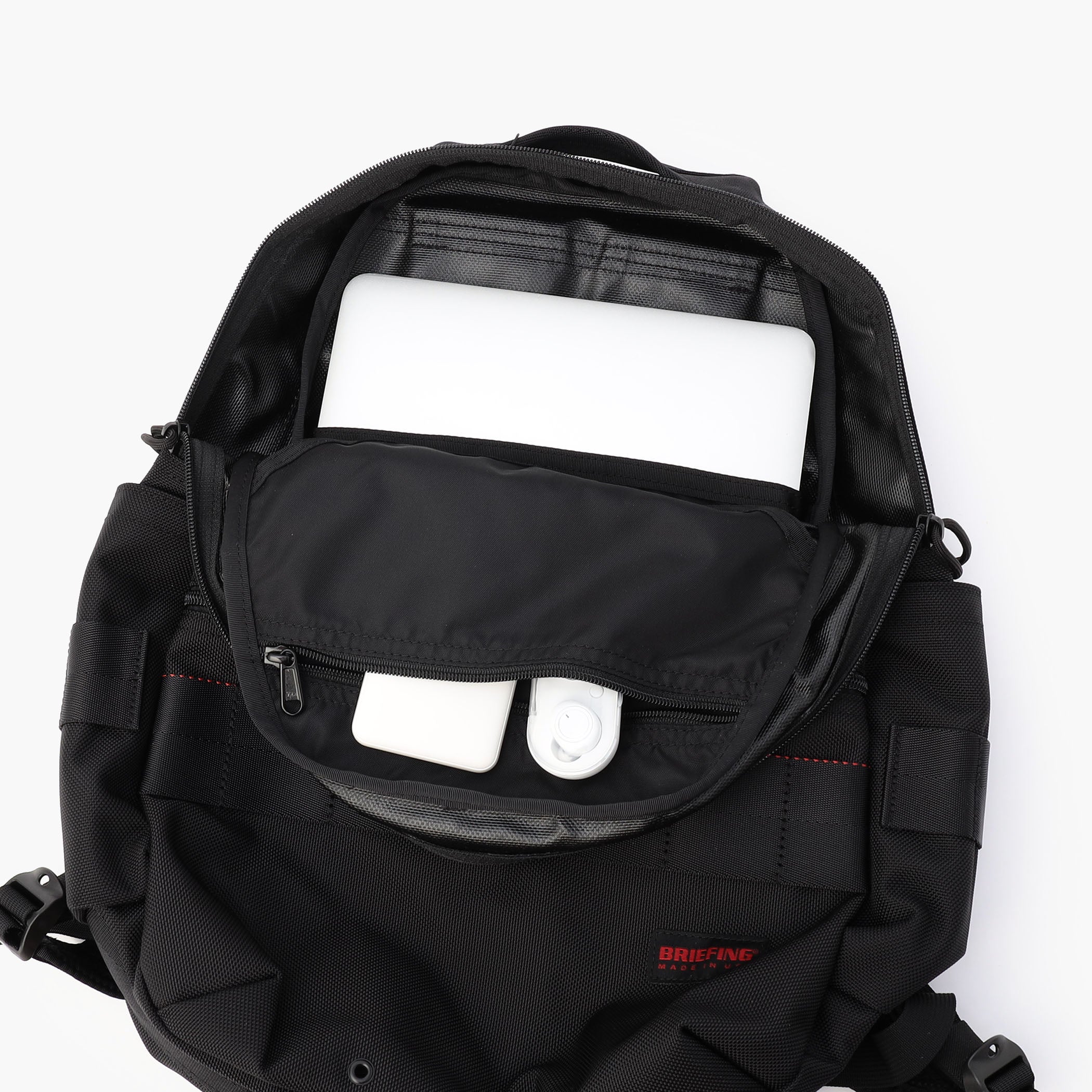 メイン収納部内はA4サイズ対応。背面には、クッション材は搭載していないが11インチ程度のPCやタブレットなどを収納可能なポケットを完備。