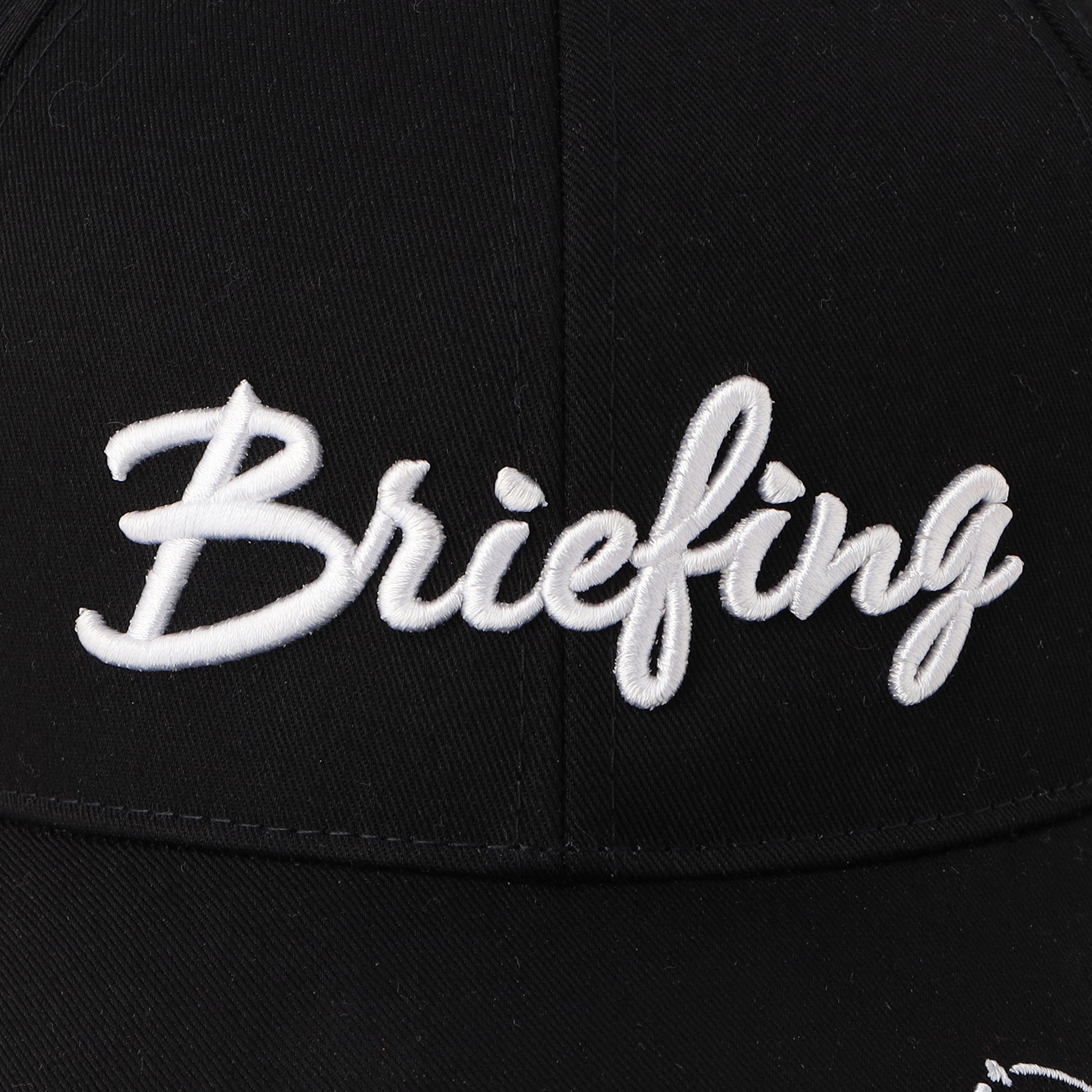 刺繍で表現された立体的なBRIEFINGロゴをフロントに配置。