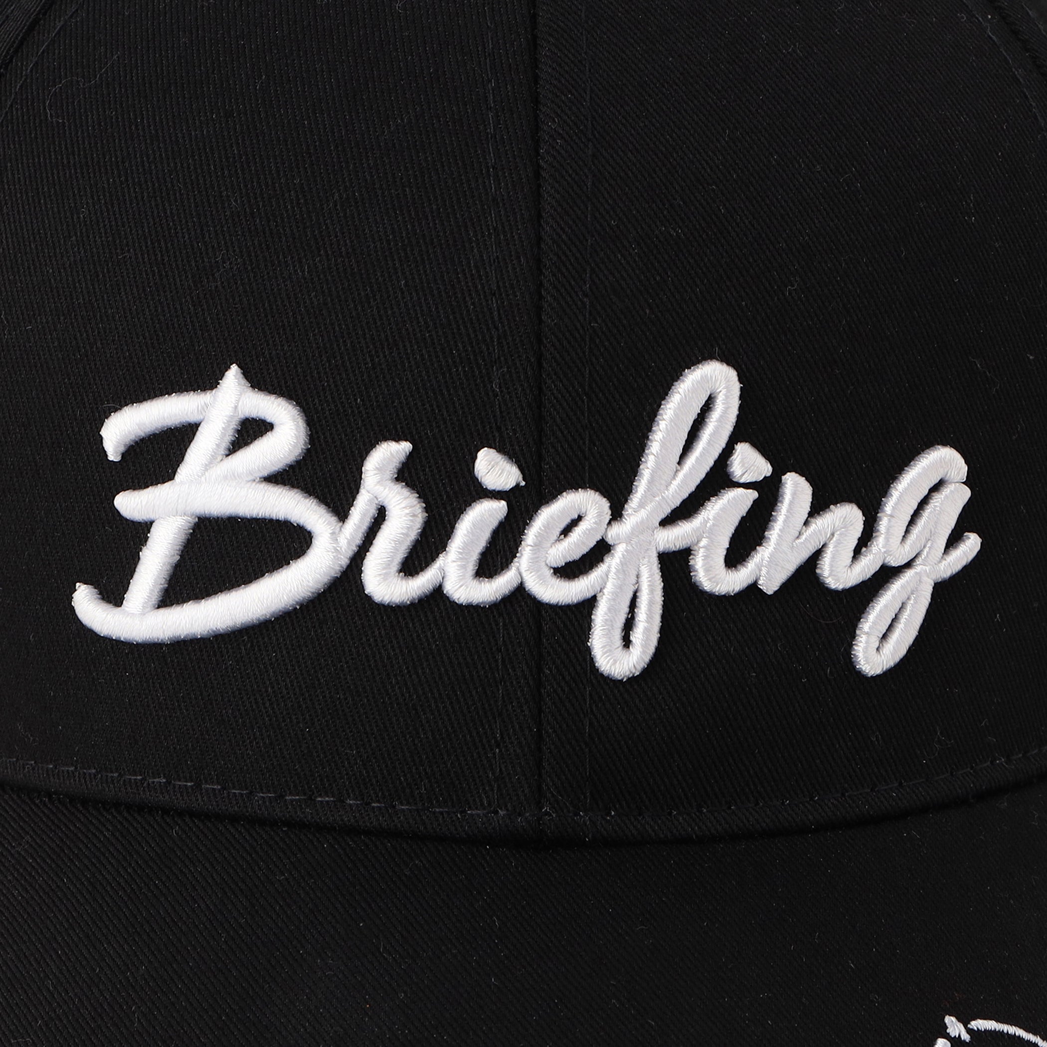 刺繍で表現された立体的なBRIEFINGロゴをフロントに配置。