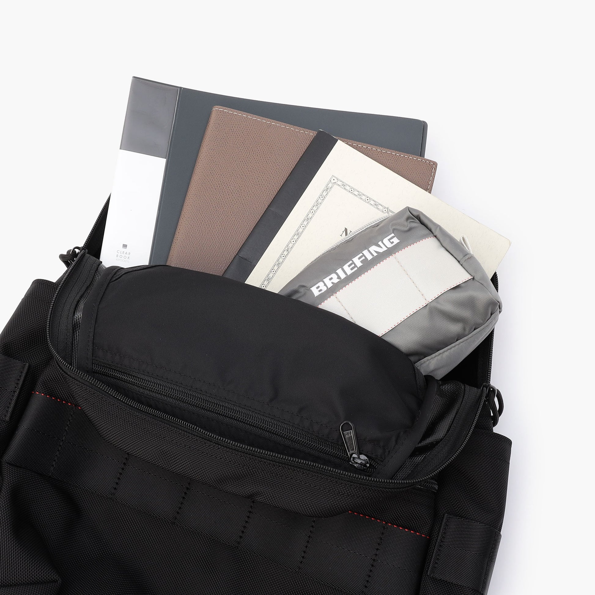 メイン収納部内はマチを設けているので、厚めのファイルやノート類、ポーチなどしっかり荷物を収納していただけます。