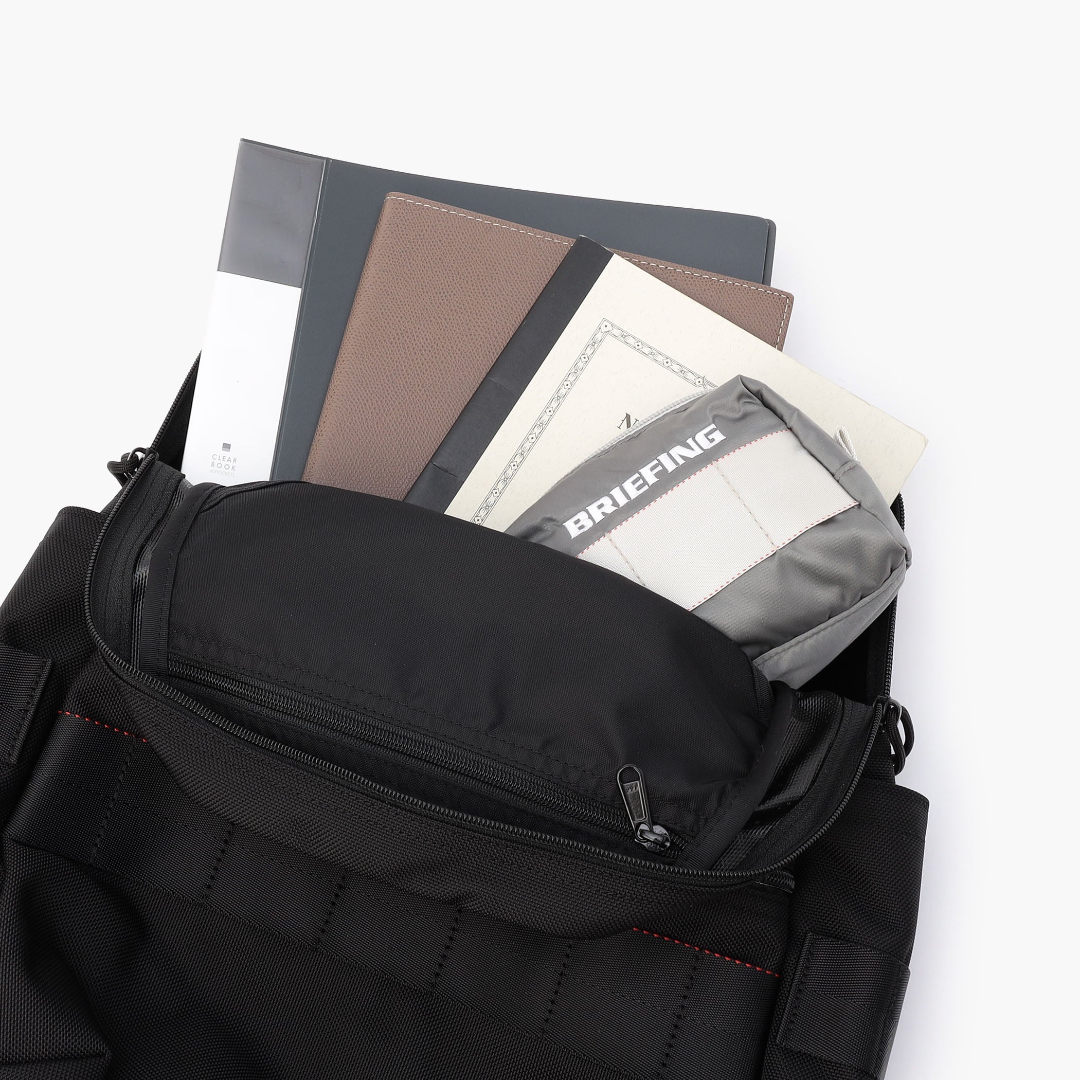 メイン収納部内はマチを設けているので、厚めのファイルやノート類、ポーチなどしっかり荷物を収納していただけます。