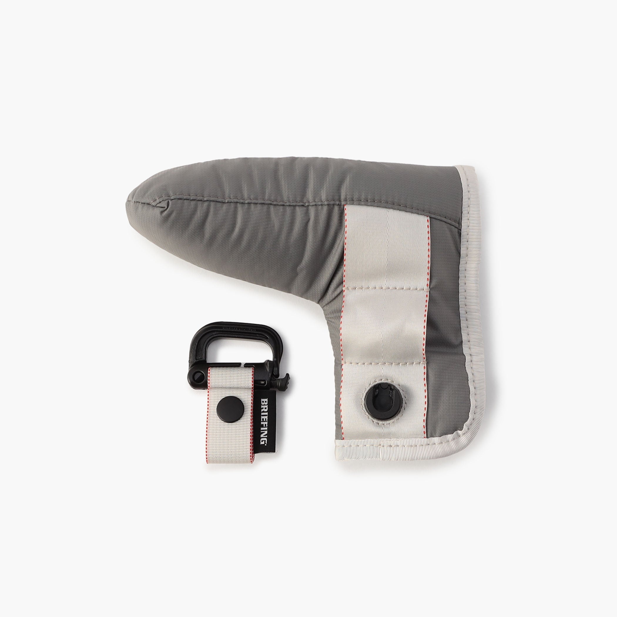 ベルトループなどに装着可能なグリムロックを装備。さらに、本体とグリムロックの接続部分には、マグネット式バックル「FIDLOCK（フィドロック）」を採用し、パターカバーの取り外し・装着を容易に行うことが可能。