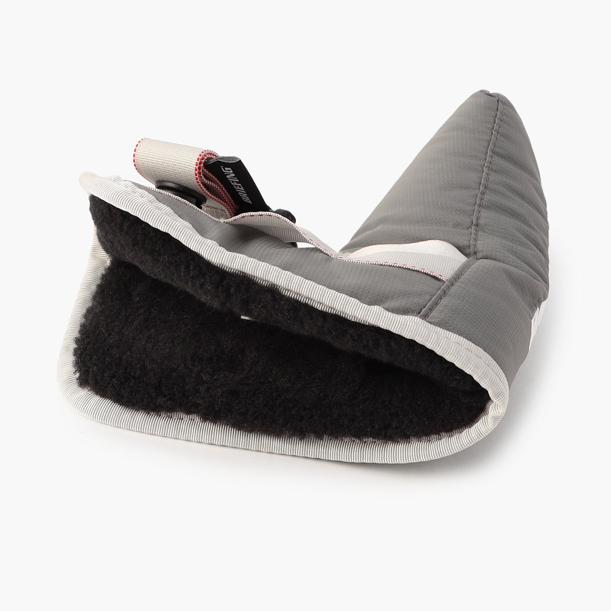 内側はクッション性があるので、パターに傷がつきにくい構造です。