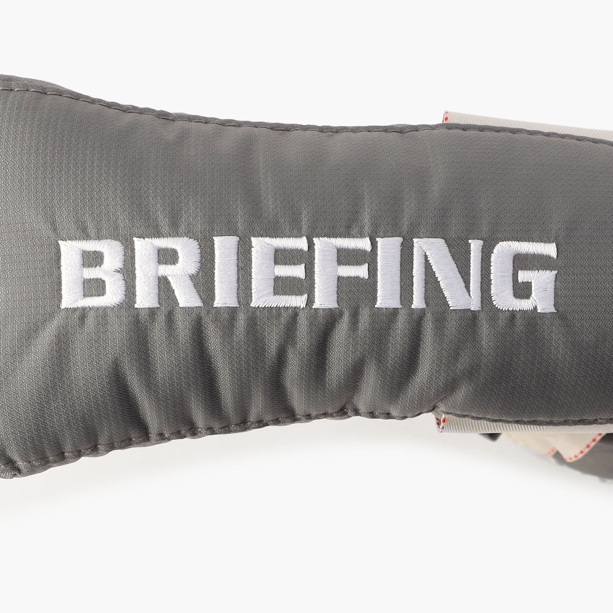 100デニールのコーデュラナイロンをドビー織機にてマイクロリップに織り上げた、BRIEFING GOLFオリジナルの素材をメインに使用。