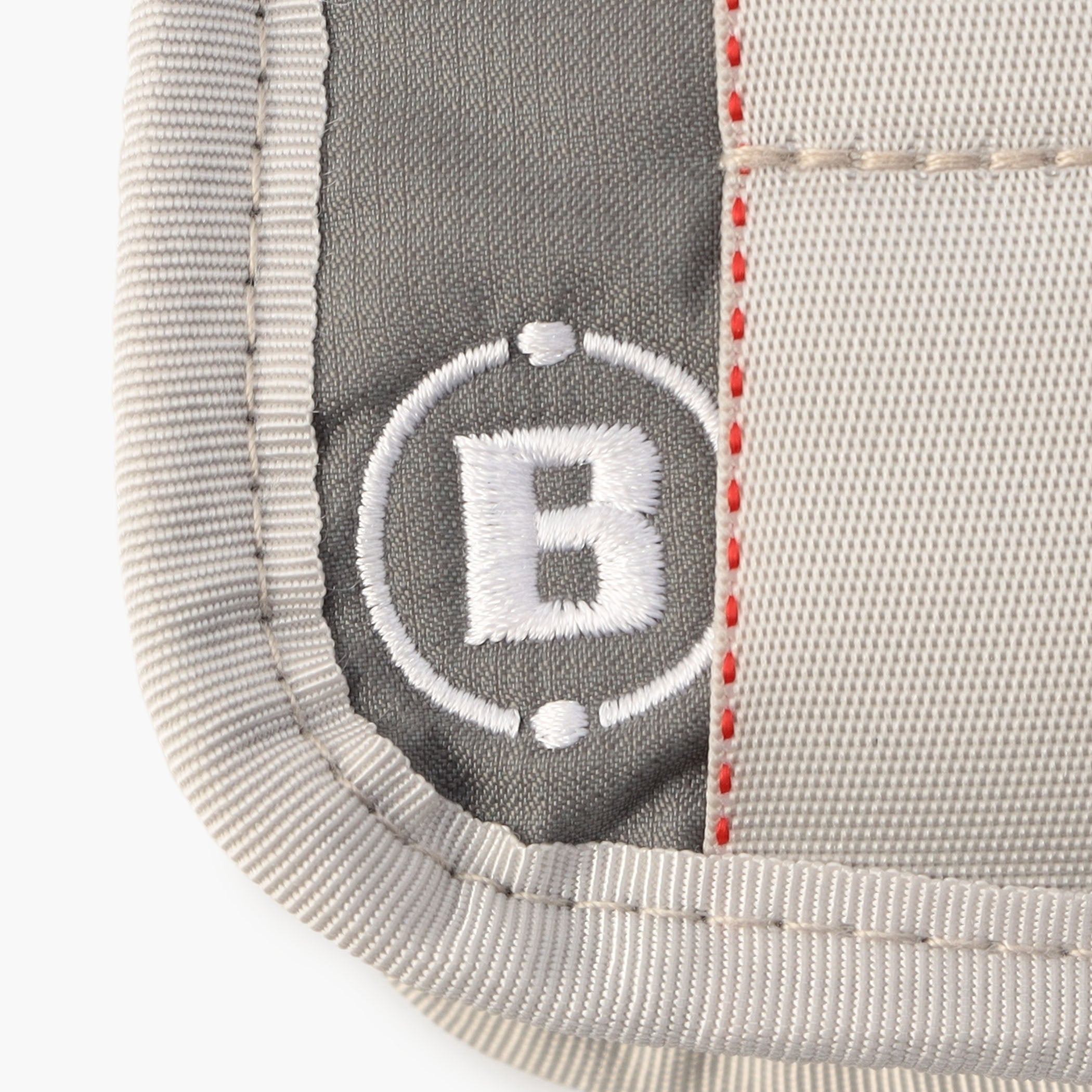 各所に刺繍で配したロゴがさりげないアクセントに。