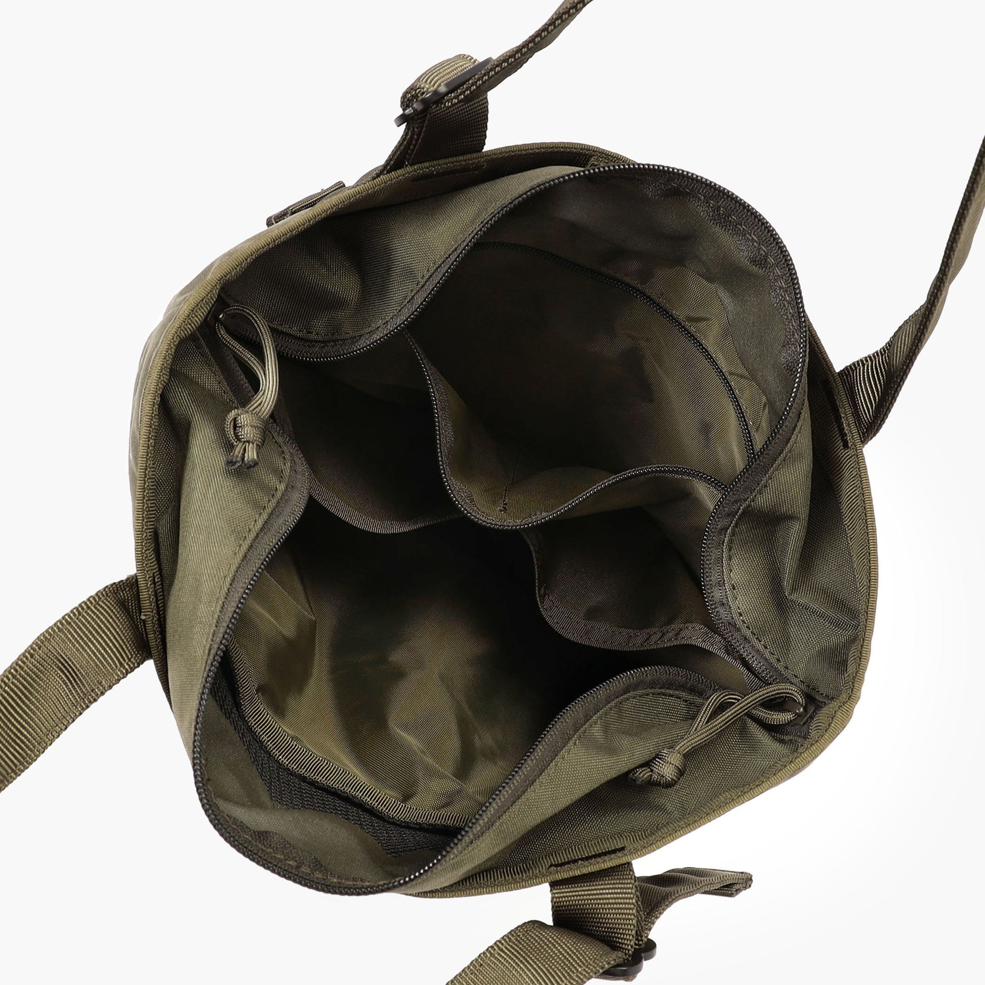 内装にも仕分けに便利なポケットを完備。