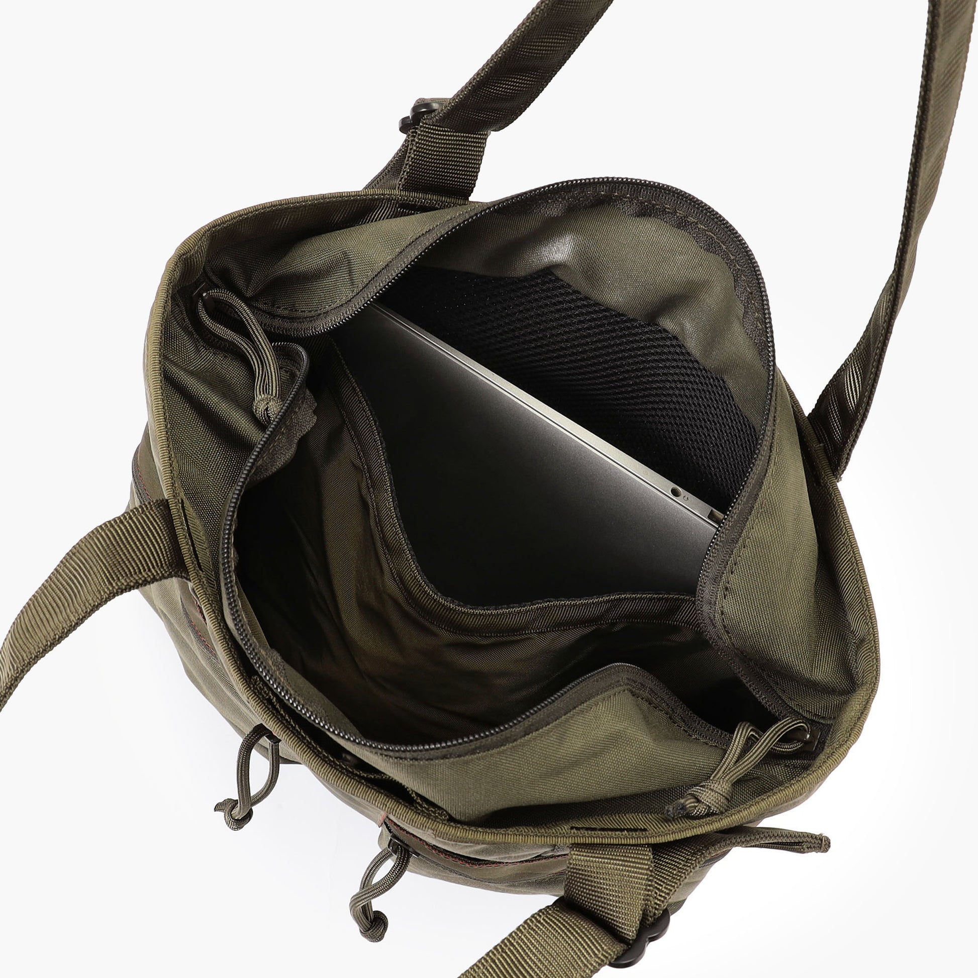 クッション材搭載のPCスリーブには13インチ程度のPCを収納可能。