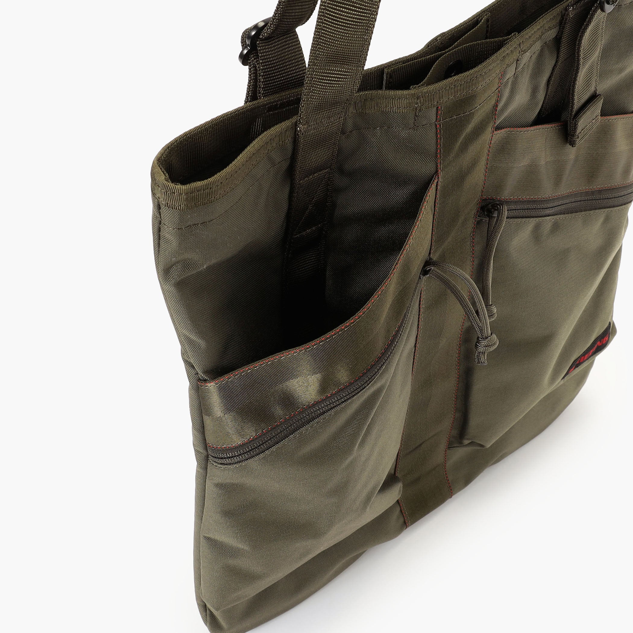 オープンポケットには、ドリンクボトルや折り畳み傘を収納することも可能。