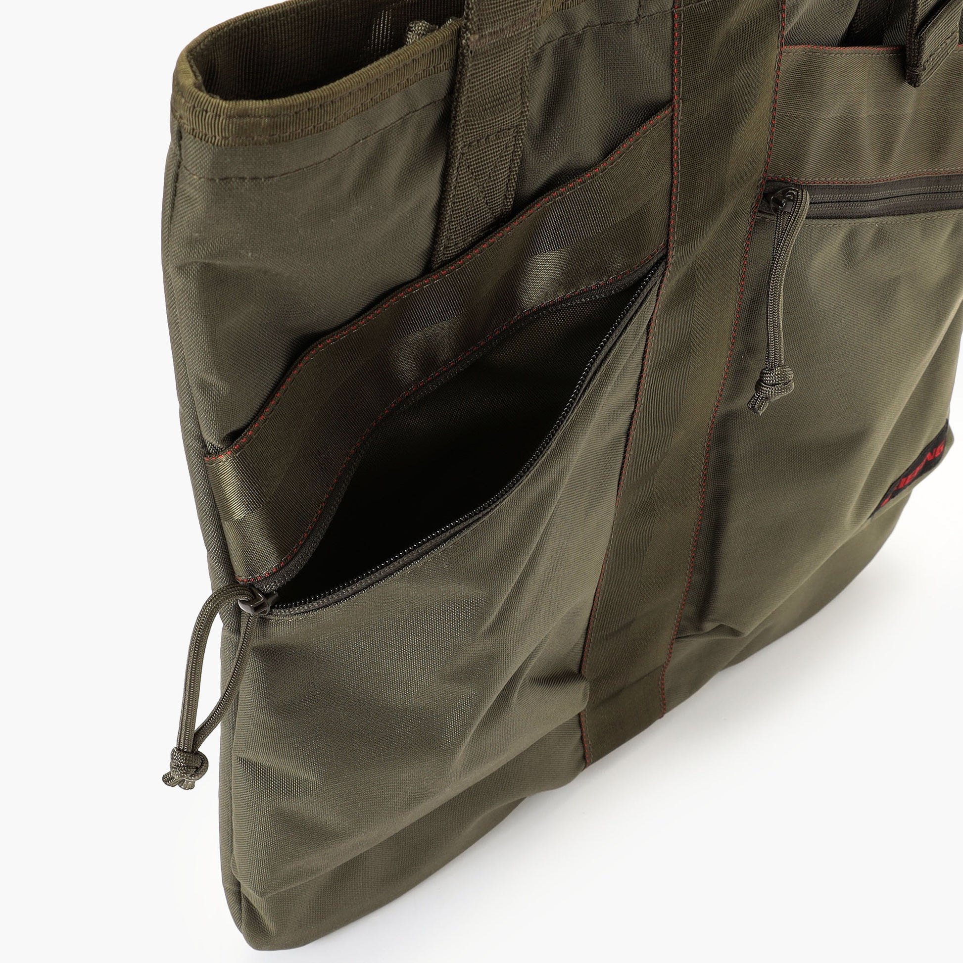 フロントのジップポケットにはギャザーが入っているので、財布や文庫本など厚みのあるものも収納しやすいです。