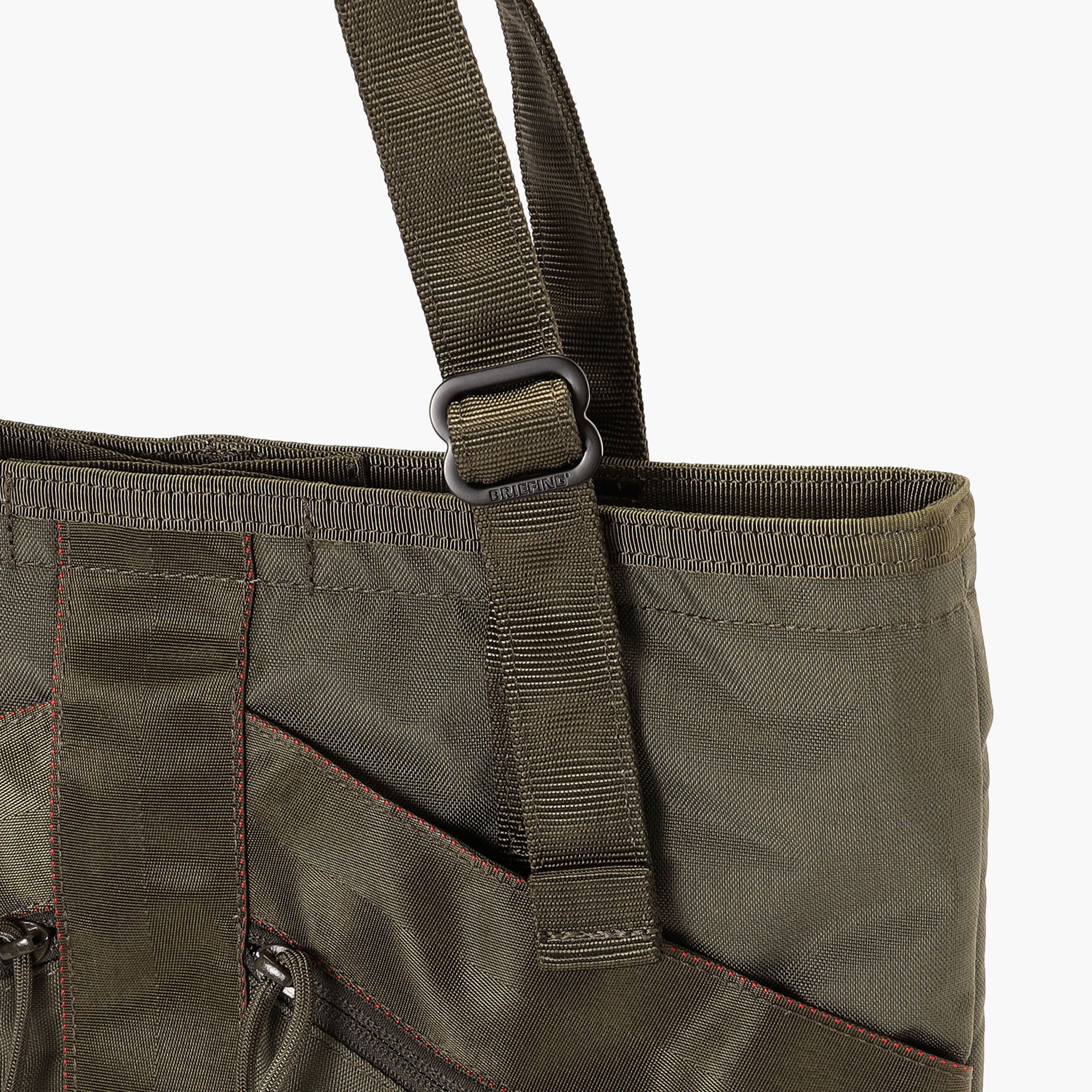 ハンドルの長さは調整可能。その日の気分や装いに合わせて、手持ち・肩掛けと使い分けていただけます。