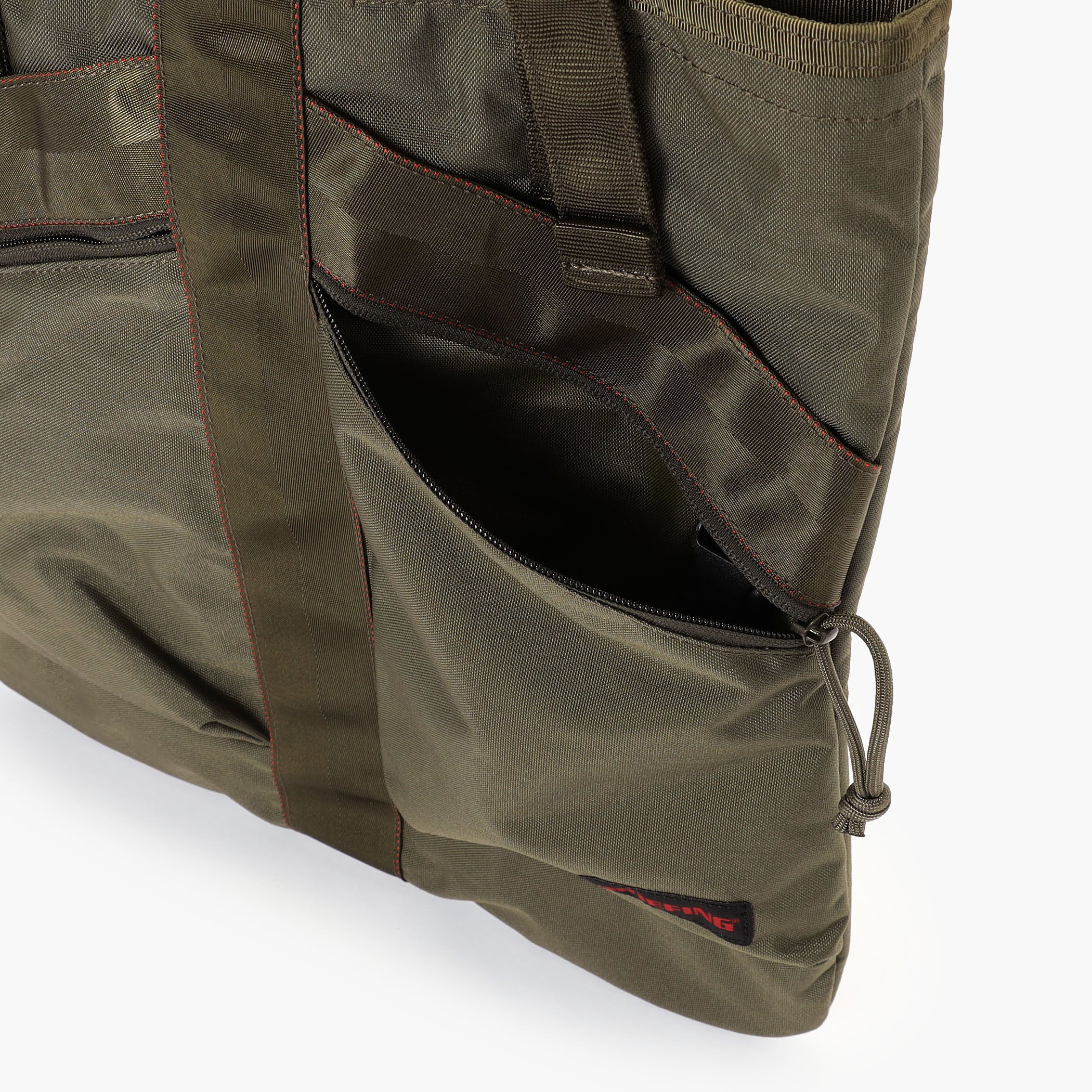 スマホやパスケースなど、頻繁に出し入れするアイテムの収納に便利なポケットをフロントに配置。