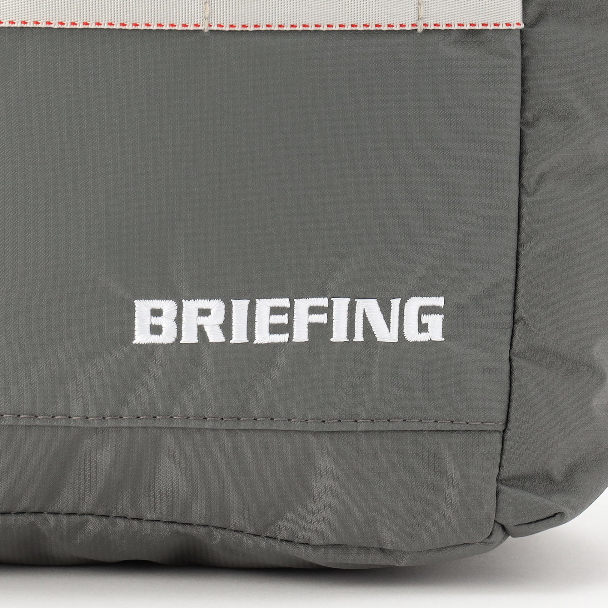 100デニールのコーデュラナイロンをドビー織機にてマイクロリップに織り上げた、BRIEFING GOLFオリジナルの素材をメインに使用。