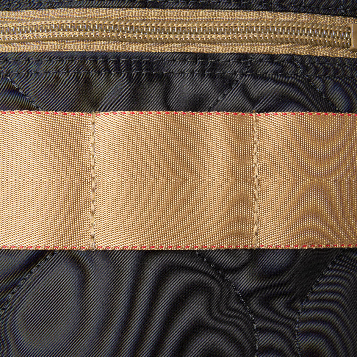 ロゴ表現、ウェビングテープ、各パーツなどにテーマカラーのコヨーテを採用。BRIEFINGらしいミリタリーのエッセンスをプラス。