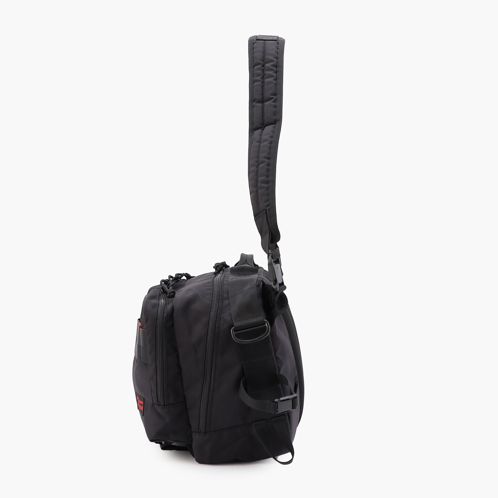 前胴に向かって斜めに開くメインファスナーは、開口部が大きく開くので、メイン収納内部へのアクセスが容易です。