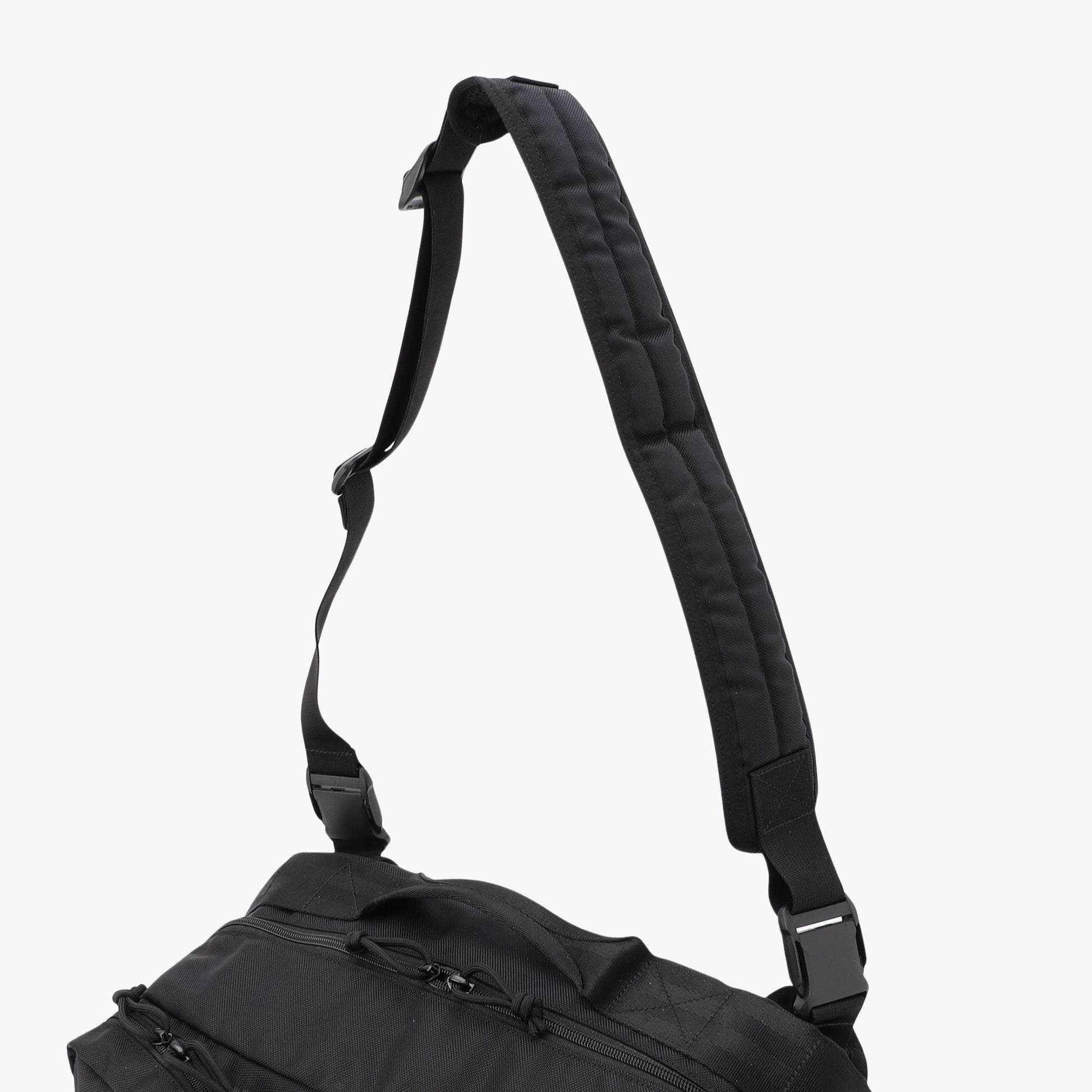 重い荷物を入れた際に肩の負担を軽減できるように、ショルダーストラップには肩パッドを搭載。