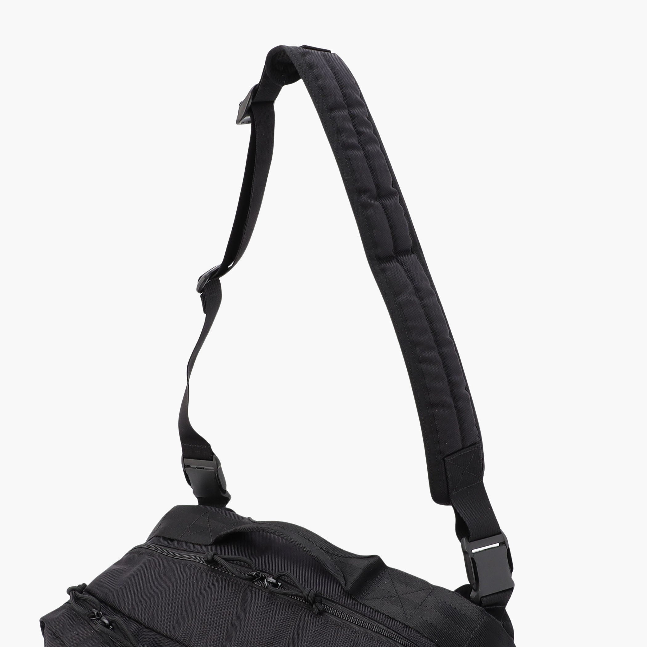 重い荷物を入れた際に肩の負担を軽減できるように、ショルダーストラップには肩パッドを搭載。