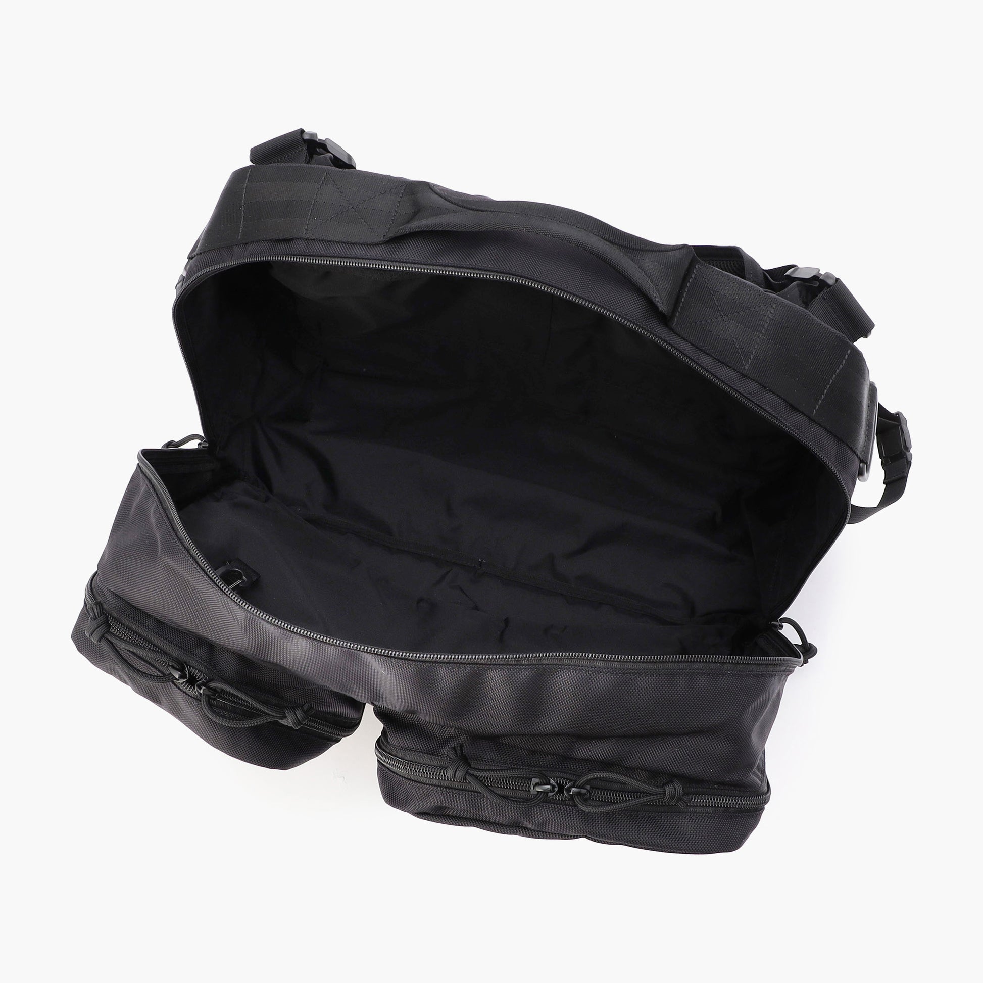 メイン収納部はマチを取り、収納スペースを確保。大型のルアーボックスやレインウェアなども収納することができます。