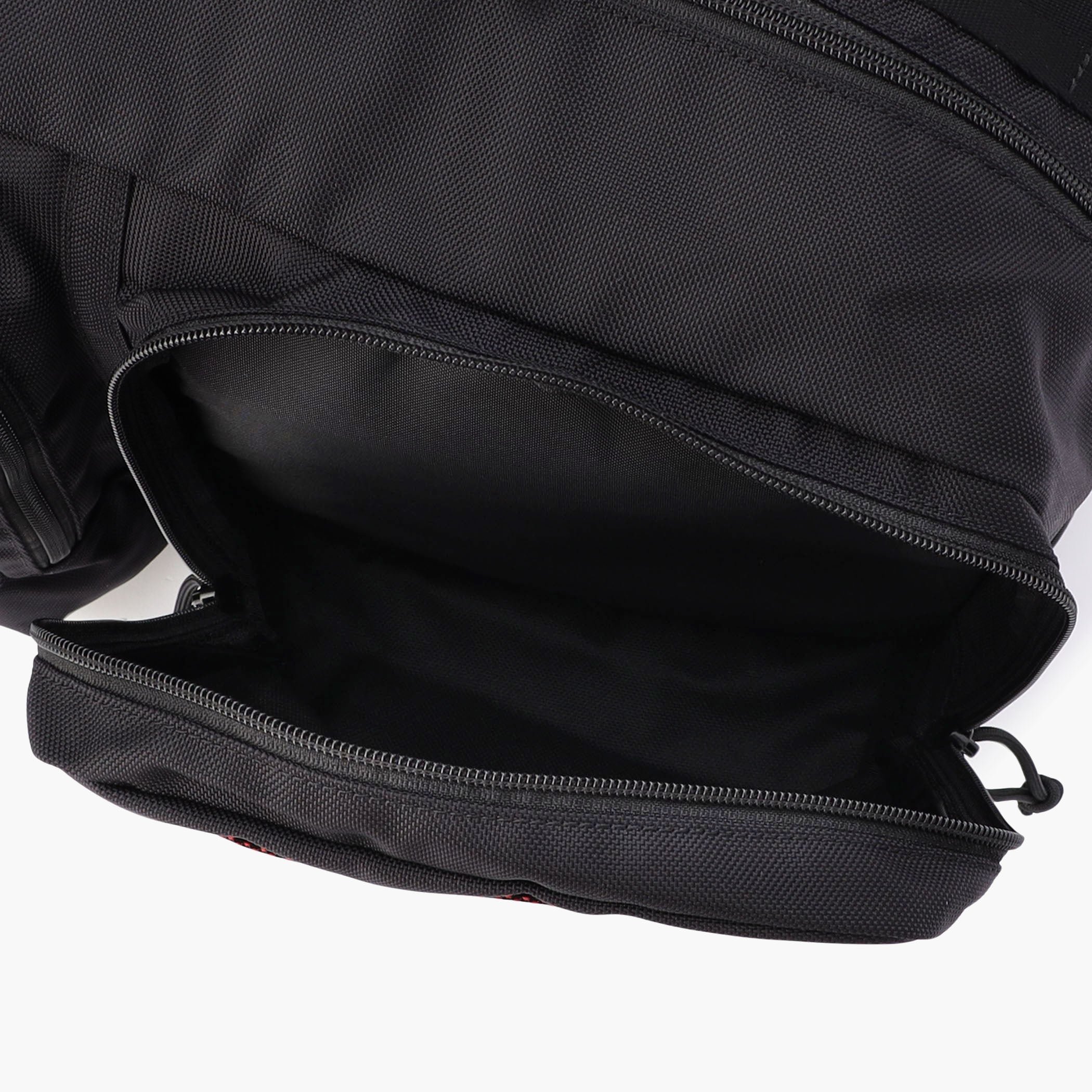 異なるサイズにセパレートされたフロントポケットは、様々なルアーボックスを機能的に収納することが可能。